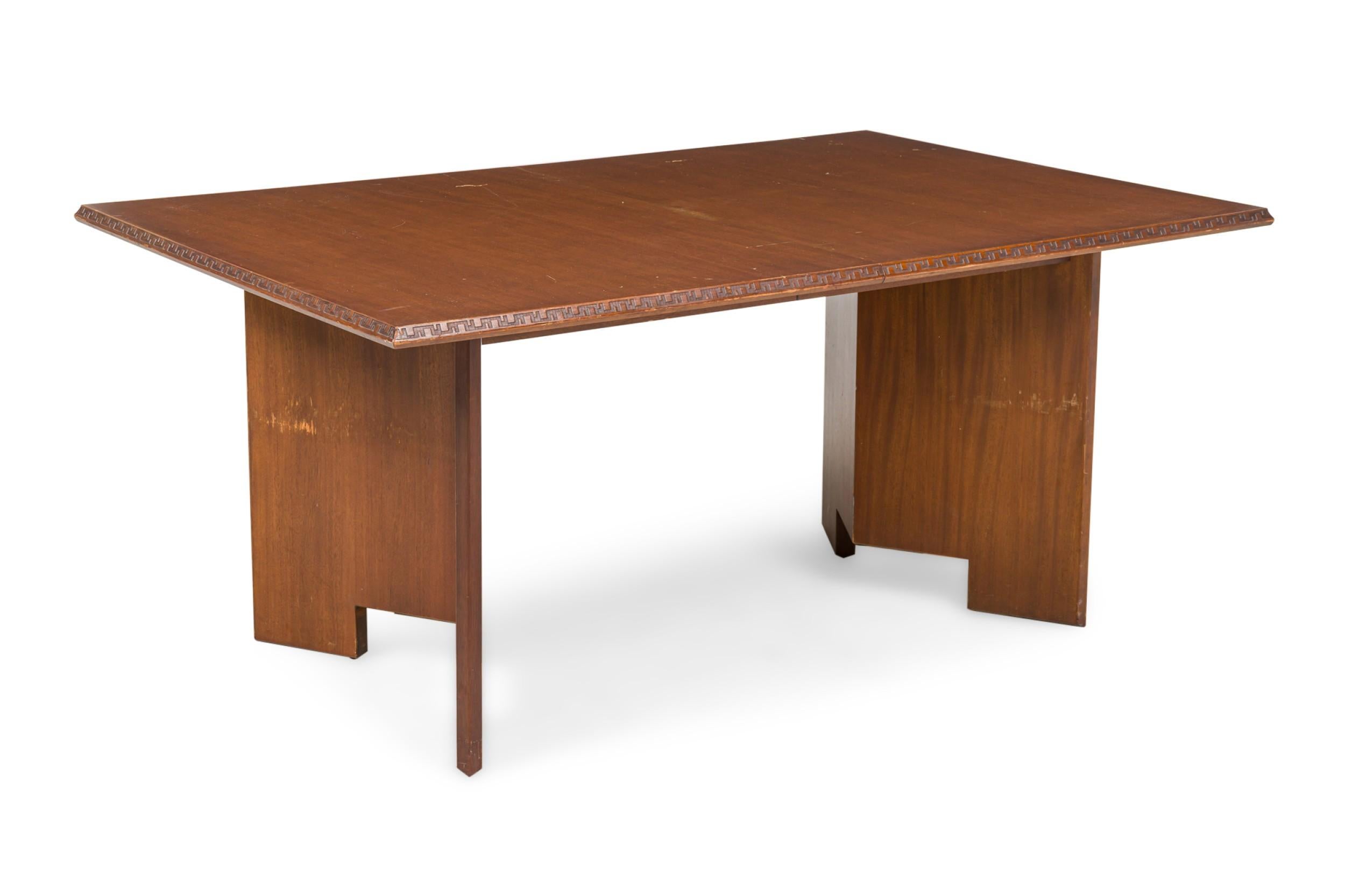 Américain Frank Lloyd Wright Taliesin Mid-Century American Mahogany Extension Dining Table en vente