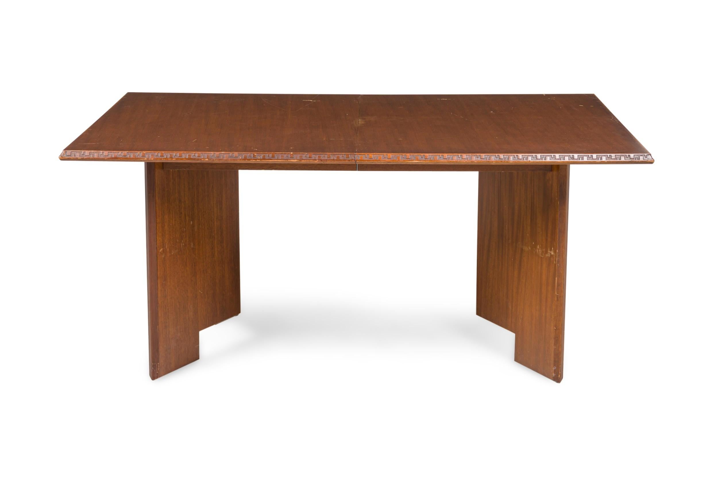 Sculpté Frank Lloyd Wright Taliesin Mid-Century American Mahogany Extension Dining Table en vente