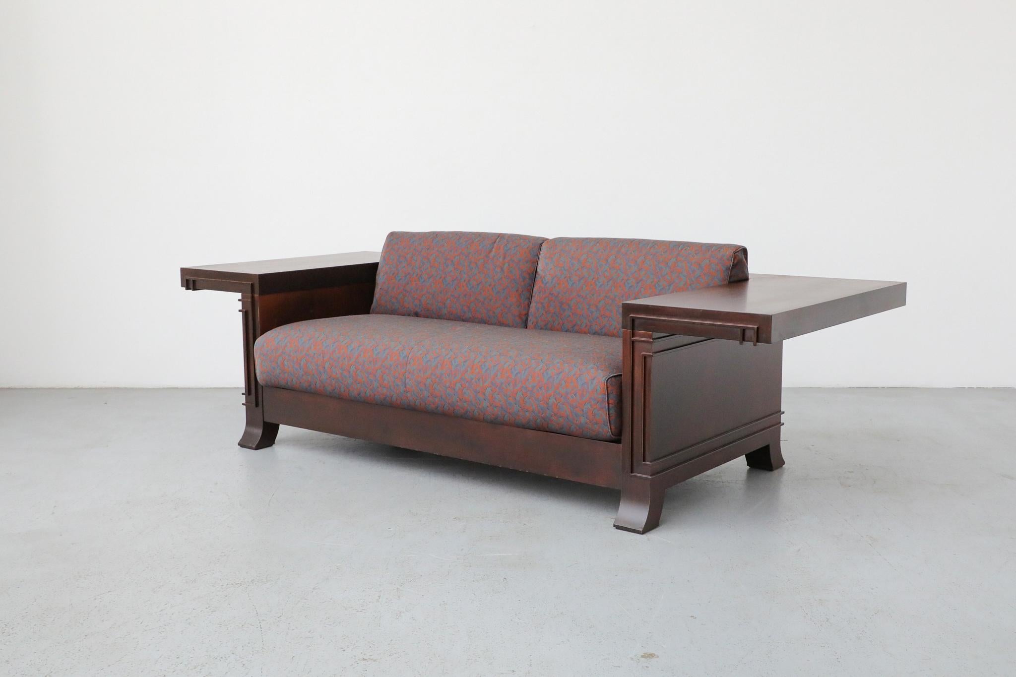 Divano Robys 3 in legno progettato da Frank Loyd Wright in ciliegio tinto noce. L'influente Wright creò questo divano nel 1902 per il progetto della sua Frederick C. Robie House a Hyde Park, nell'Illinois. Fu il suo primo progetto che utilizzava lo