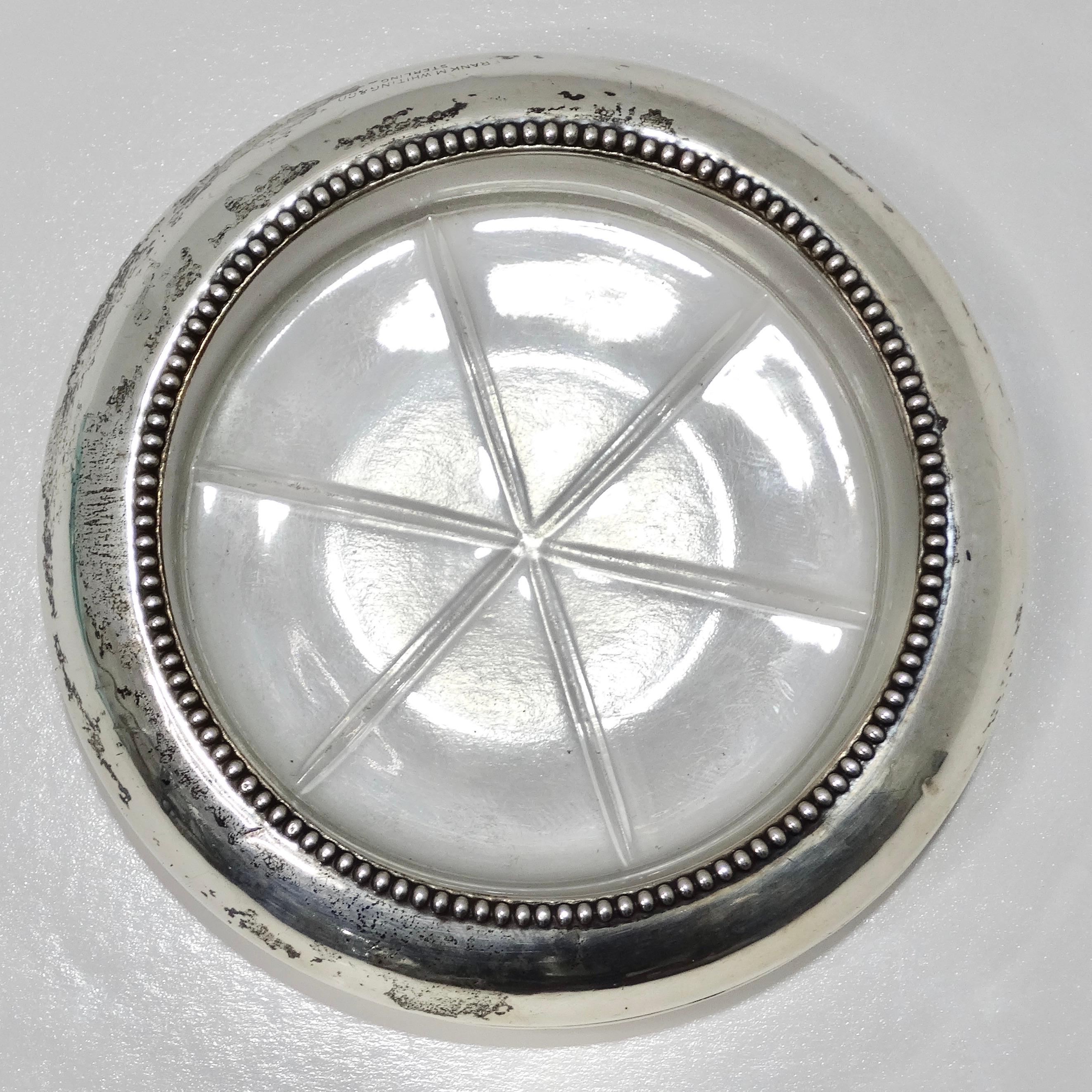 Wir präsentieren das Frank M. Whiting & Co Antique Pure Silver Glass Ash Tray, ein wunderschönes Stück Vintage-Dekor aus den frühen 1900er Jahren.

Dieser mit viel Liebe zum Detail gefertigte Aschenbecher besteht aus einer runden Glasschale, die mit