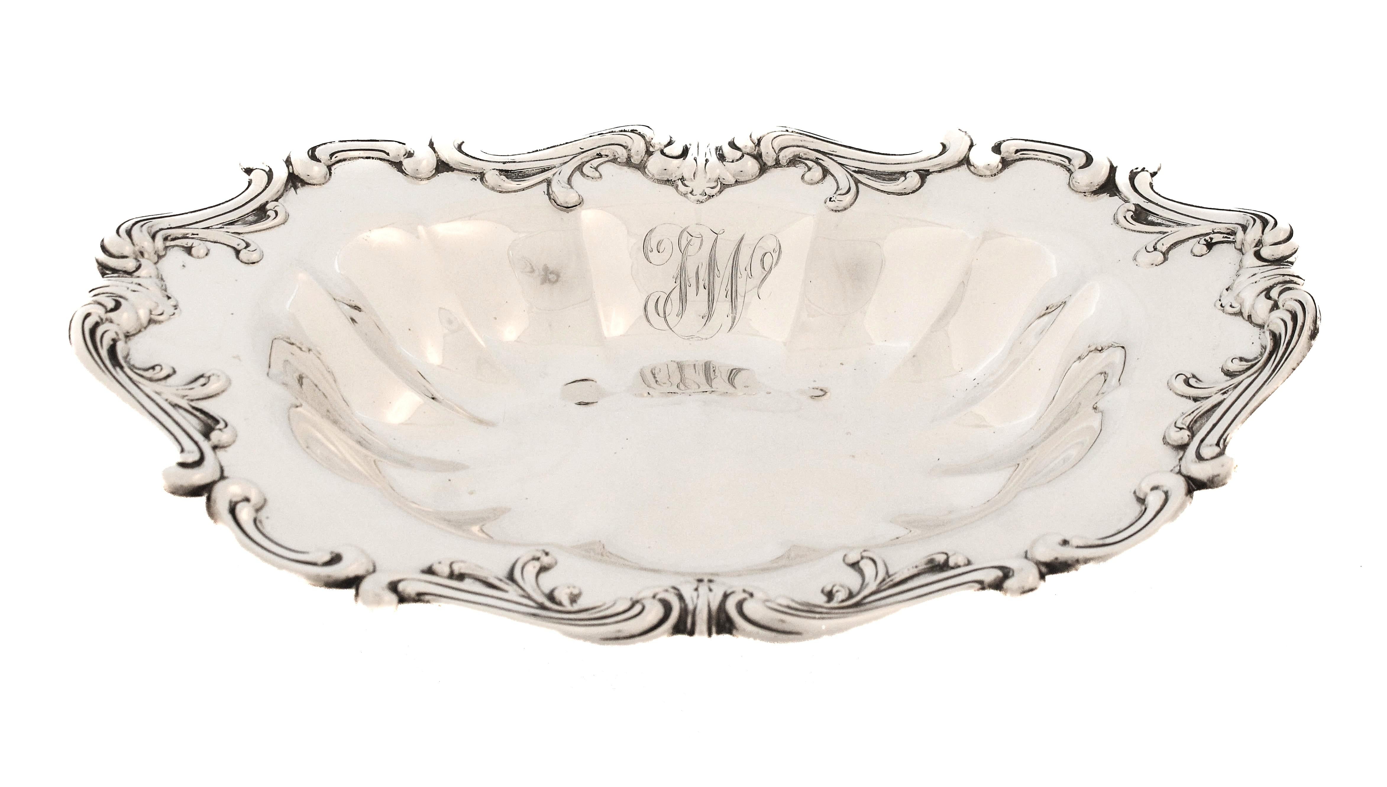 Ein feiner Brotkorb aus Sterlingsilber von Frank M. Whiting & Co. mit einer Länge von etwa 11 Zoll und einer Breite von 8 Zoll. Der ovale Korb ist mit einem kühn geschwungenen und geriffelten Rand verziert, der mit erhabenen Schnörkeln und