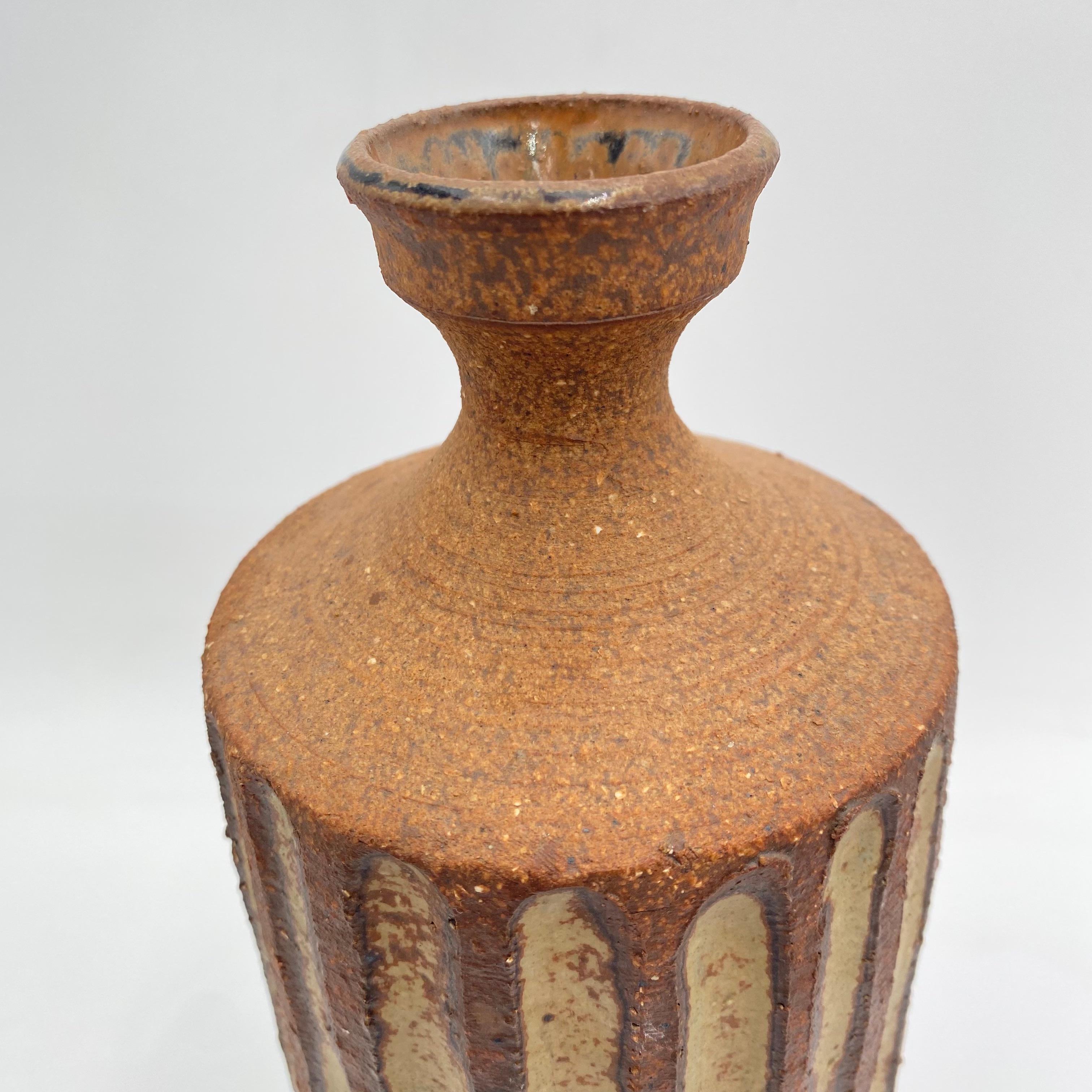Un raro vaso in gres con una decorazione astratta modernista parzialmente smaltata realizzata da Frank Matranga di Manhattan Beach, California. Il vaso è firmato sul fondo 