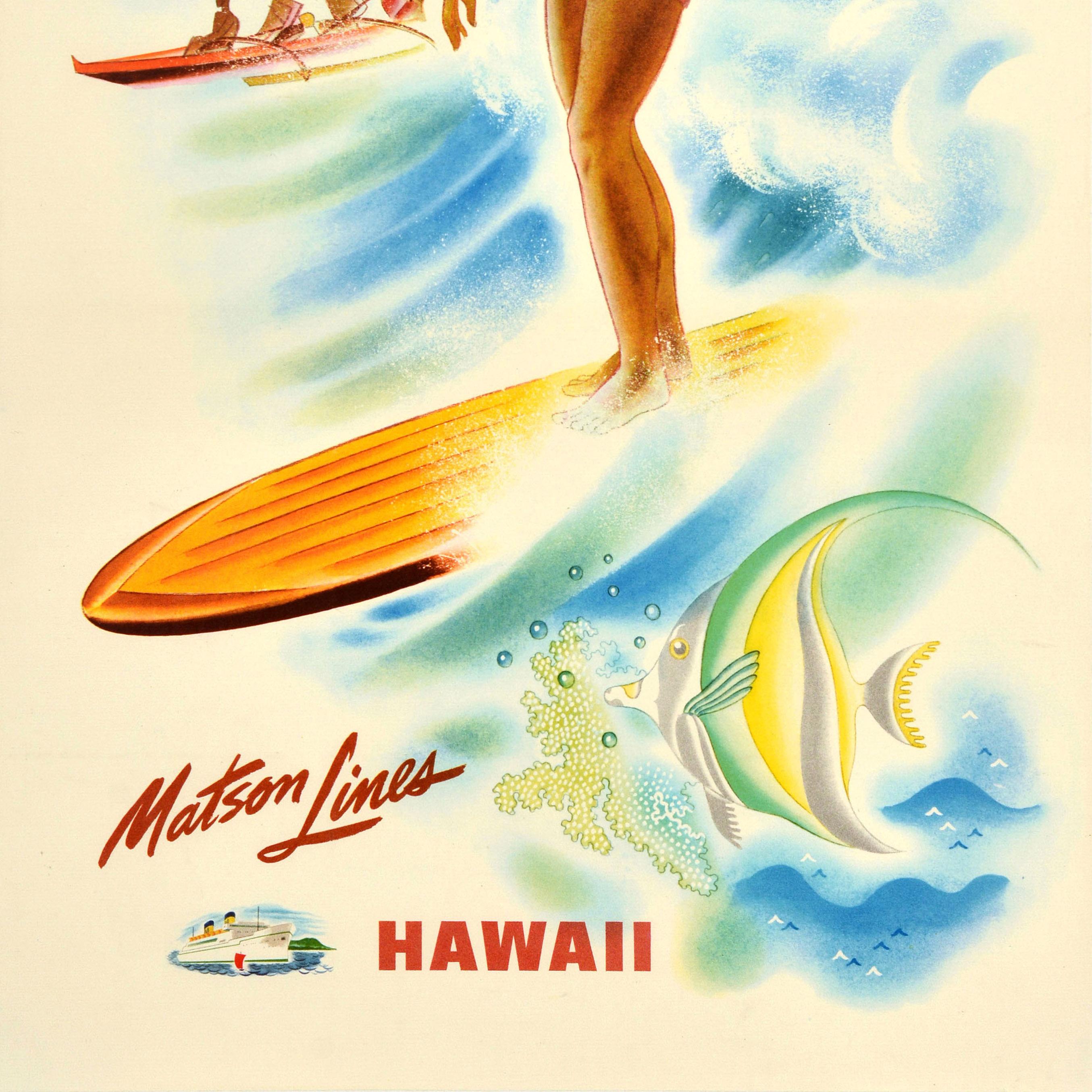 Original Vintage-Reiseplakat - Matson Lines Hawaii - mit einem farbenfrohen Bild eines lächelnden Surfers in rot-weißen Badeshorts, der in einem traditionellen Ausleger-Surfkanu auf den Wellen reitet, und dem vulkanischen Berg Diamond Head in der