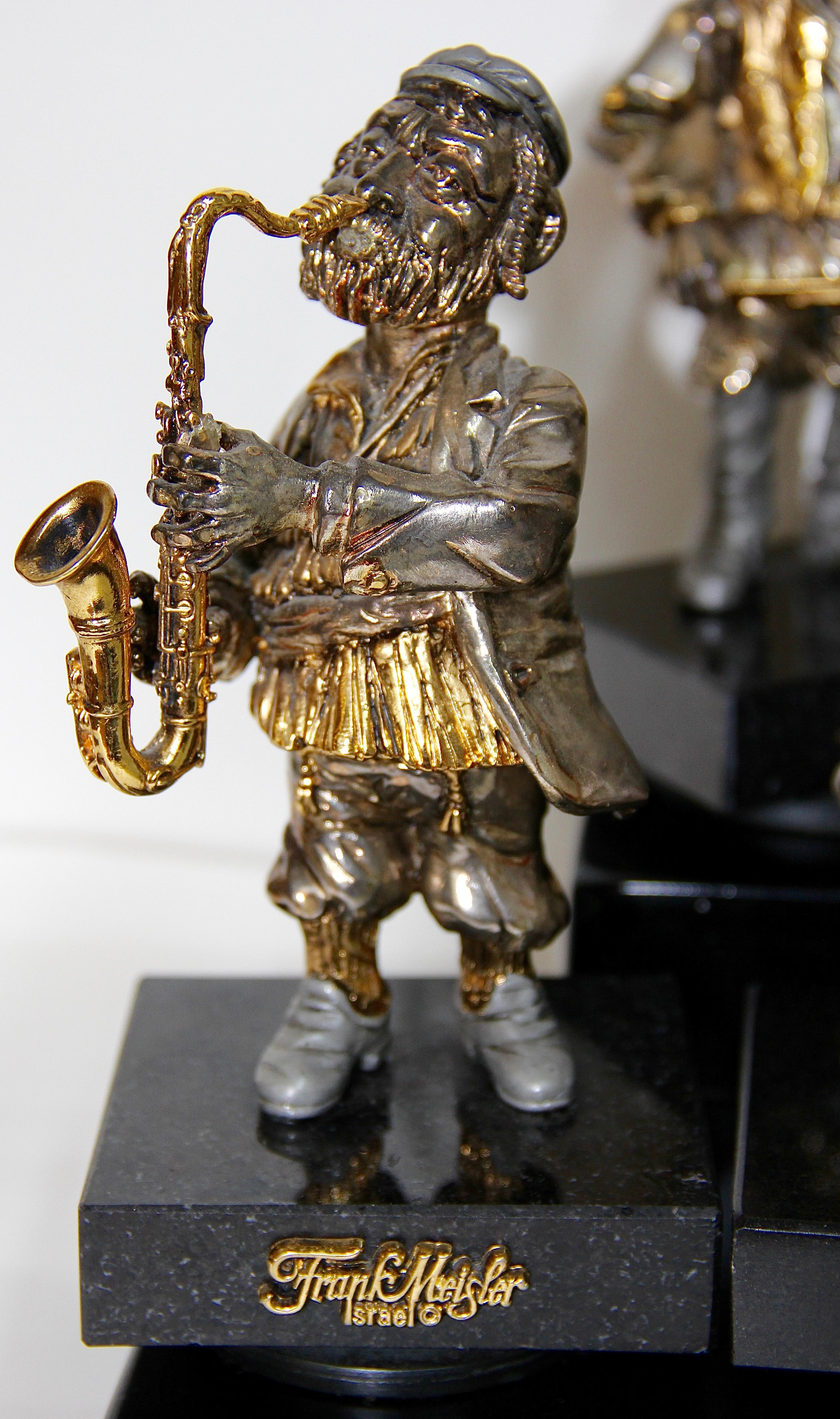 Extremely decorative figures Group of the well-known artist Frank Meisler.

Metal, probably silver plated and gilded.
Musician band consisting of five figures.
Including pedestal.

Average height including socle about 170mm.

Some instruments have