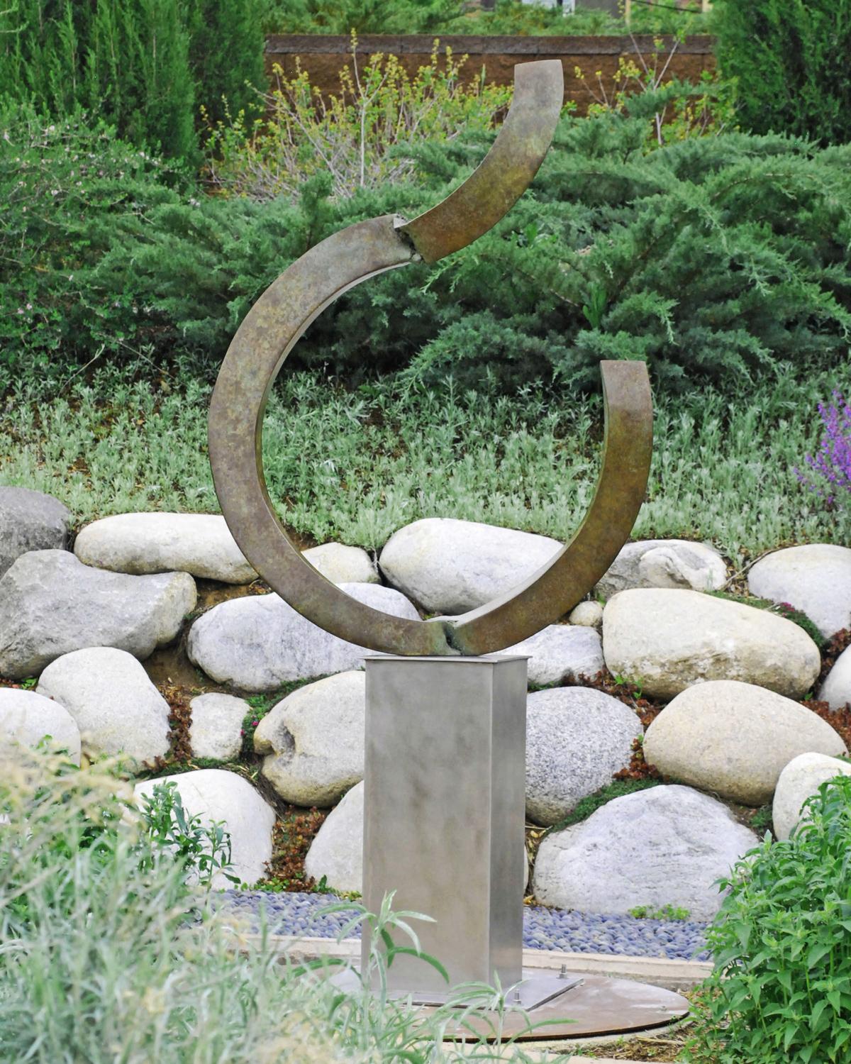 Cette sculpture en bronze magnifiquement patiné, composée de courbes segmentées, repose sur un haut piédestal en acier inoxydable. 

Frank Morbillo est né à I Franks et a grandi à Long Island. Jeune adulte, il est parti vers l'ouest, d'abord dans le
