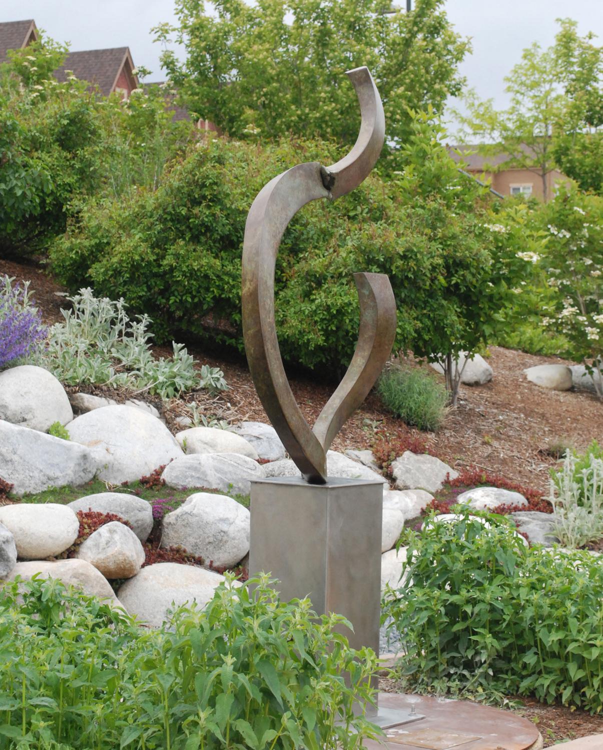 Sculpture d'extérieur en bronze « Head Over Heels II » en vente 1