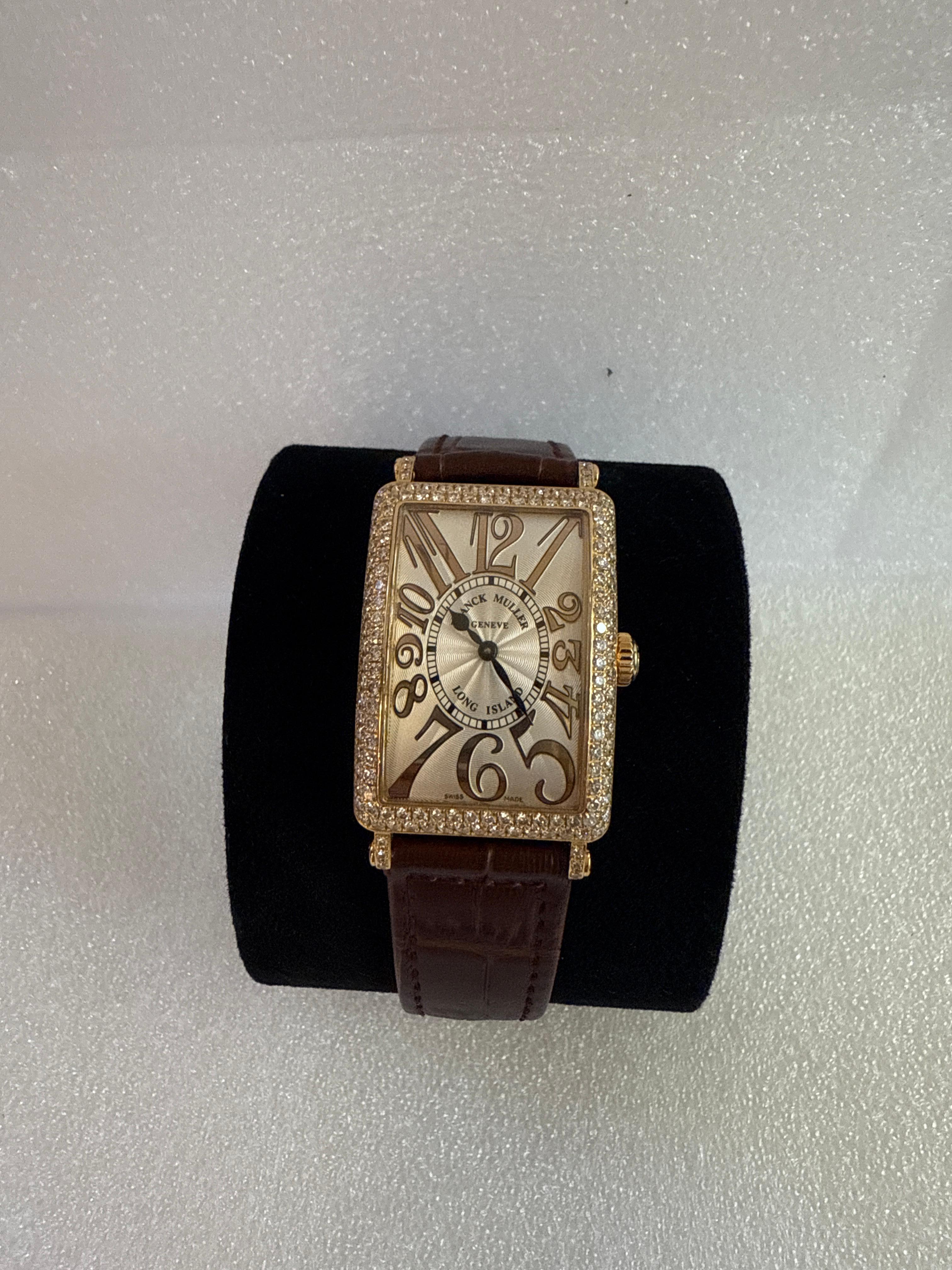 Experimenta la elegancia atemporal con este Franck Muller Long Island 952 QZ D, una obra maestra del diseño inspirado en el Art Déco. Elaborada en oro amarillo de 18 quilates, esta exquisita caja rectangular está adornada con diamantes talla