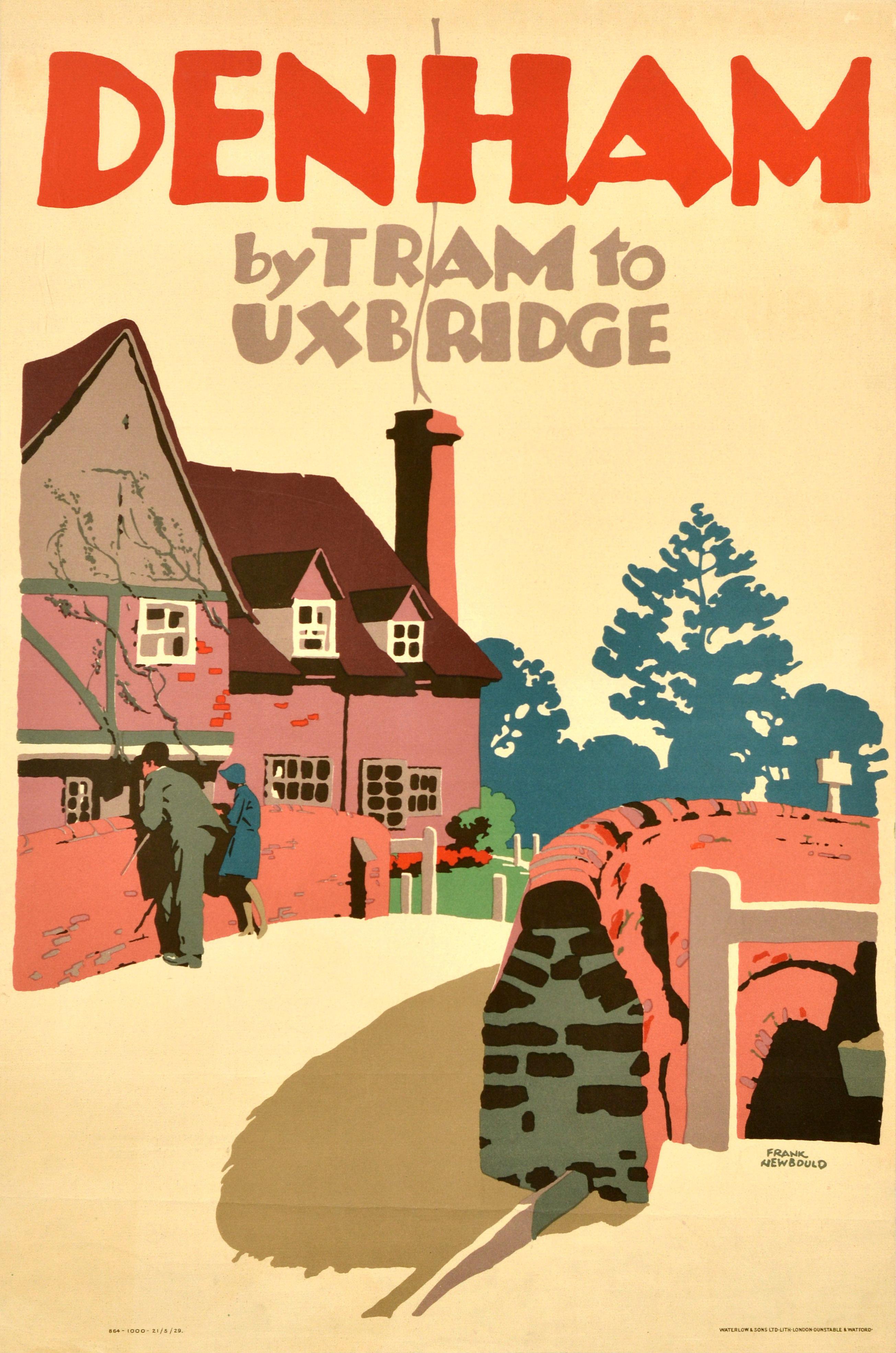 Affiche de voyage originale - Denham by Tram to Uxbridge - comportant une image colorée du célèbre affichiste britannique Frank Newbould (1887-1951) représentant une femme et un homme debout sur un pont de pierre avec une clôture au premier plan et
