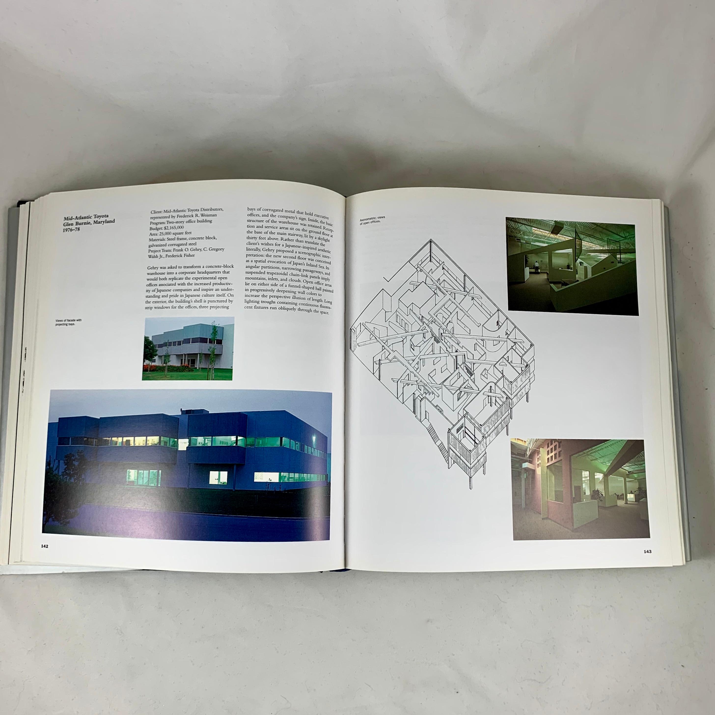 Frank O Gehry:: Das Gesamtwerk von Francesco Dal Co. Modernes Architekturbuch (Papier) im Angebot