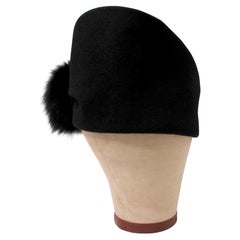 Chapeau sculptural en feutre et fourrure noire de Frank Olive circa 1960s