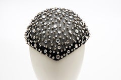 Casquette de crâne en maille noire Frank Olive avec cristaux Swarovski sertis:: Circa : 1950's