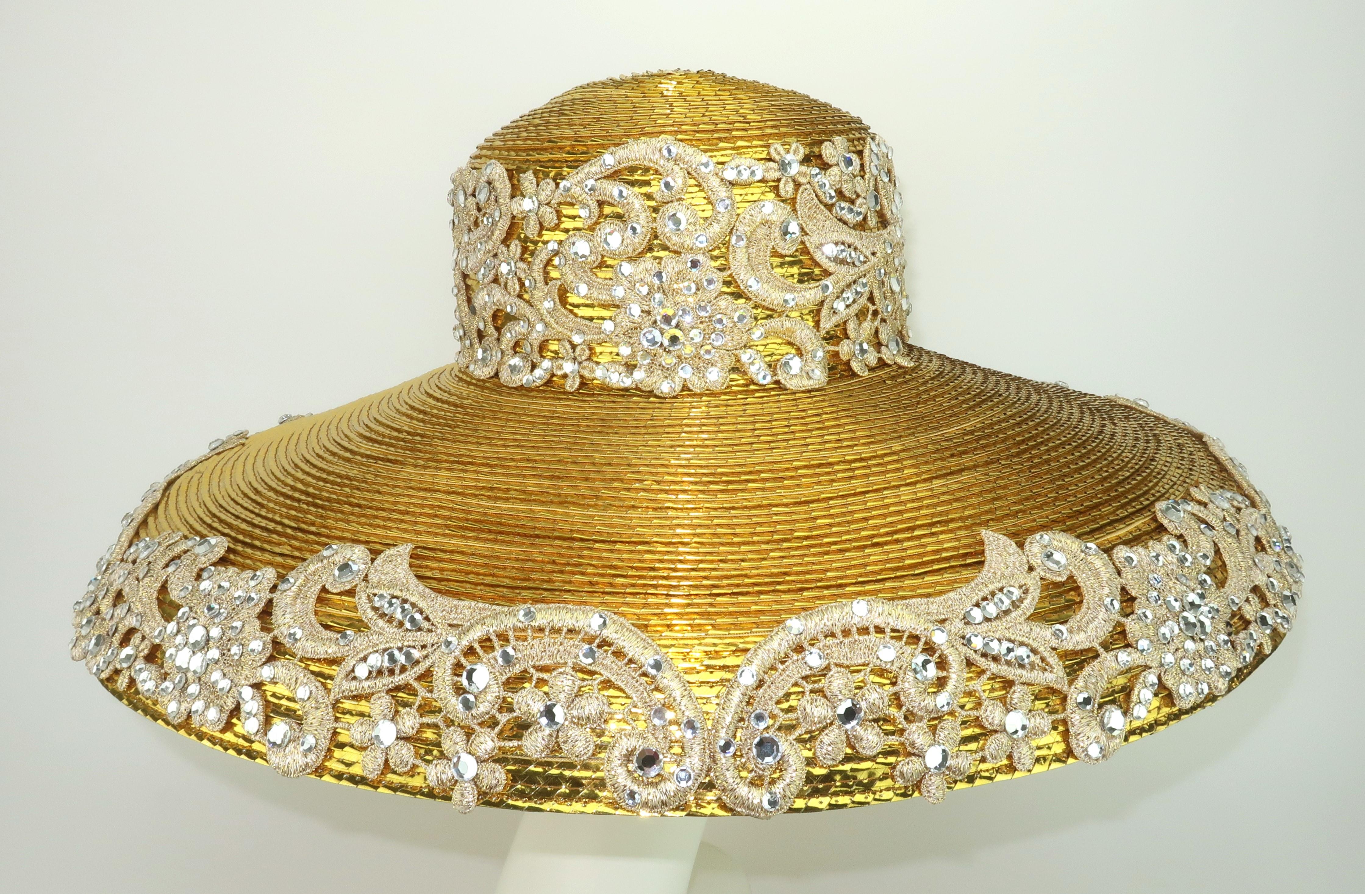Non sarai mai in incognito con questa affascinante creazione di Frank Olive.  Urla semplicemente di essere notato nel modo migliore, a partire dalla paglia dorata e dall'ampia tesa esagerata accentata dal pizzo passamenterie e dagli strass di