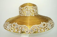 FRANK OLIVE Chapeau à larges bords en paille dorée, dentelle et strass, années 1980