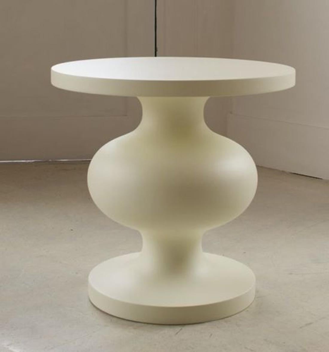 Cette table d'appoint originale, sculpturale et artisanale Design/One est un exemple raffiné de design moderne organique du 21e siècle. Sa forme sensuelle et ses proportions parfaites rappellent les sculptures minimales du XXe siècle de Jean Arp.