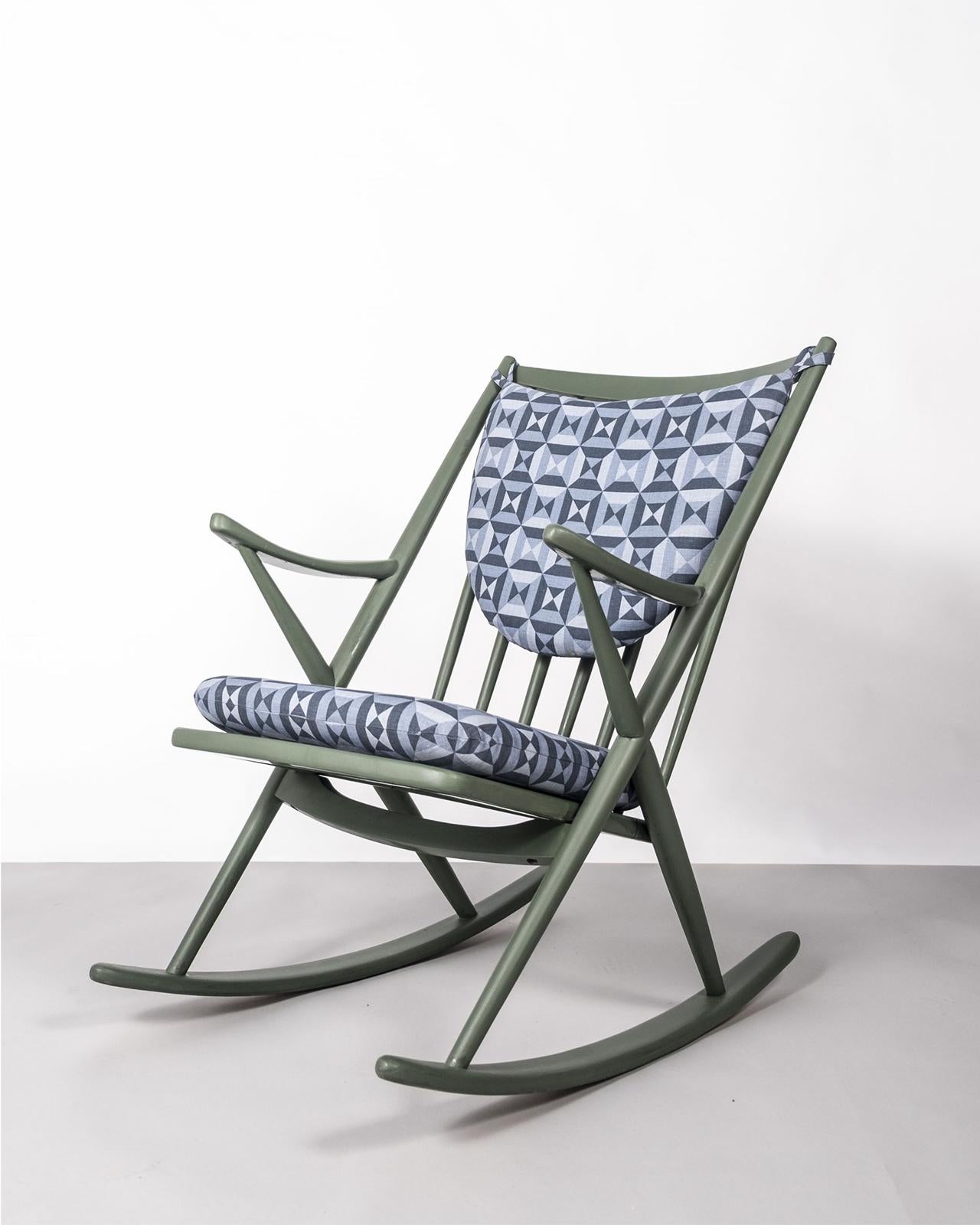 Chaise à bascule danoise du milieu du siècle par Frank Reenskaug, pour Bramin Møbler, conçue en 1958.

La chaise est présentée en teck peint avec un coussin d'assise et de dossier détaché, nouvellement tapissé en lin imprimé par Vanderhurd (Londres).