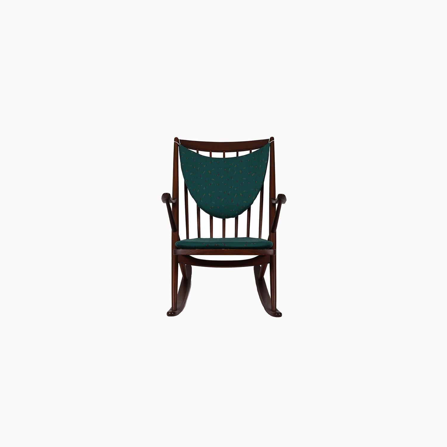 
Questo  sedia a dondolo vintage in un ricco teak scuro.  Disegnata da Frank Reenskaug per Brahmin negli anni Sessanta.  I pad della seduta sono in lana, tessuto norvegese vintage (non originale), in ottime condizioni ma anche modificabili a seconda