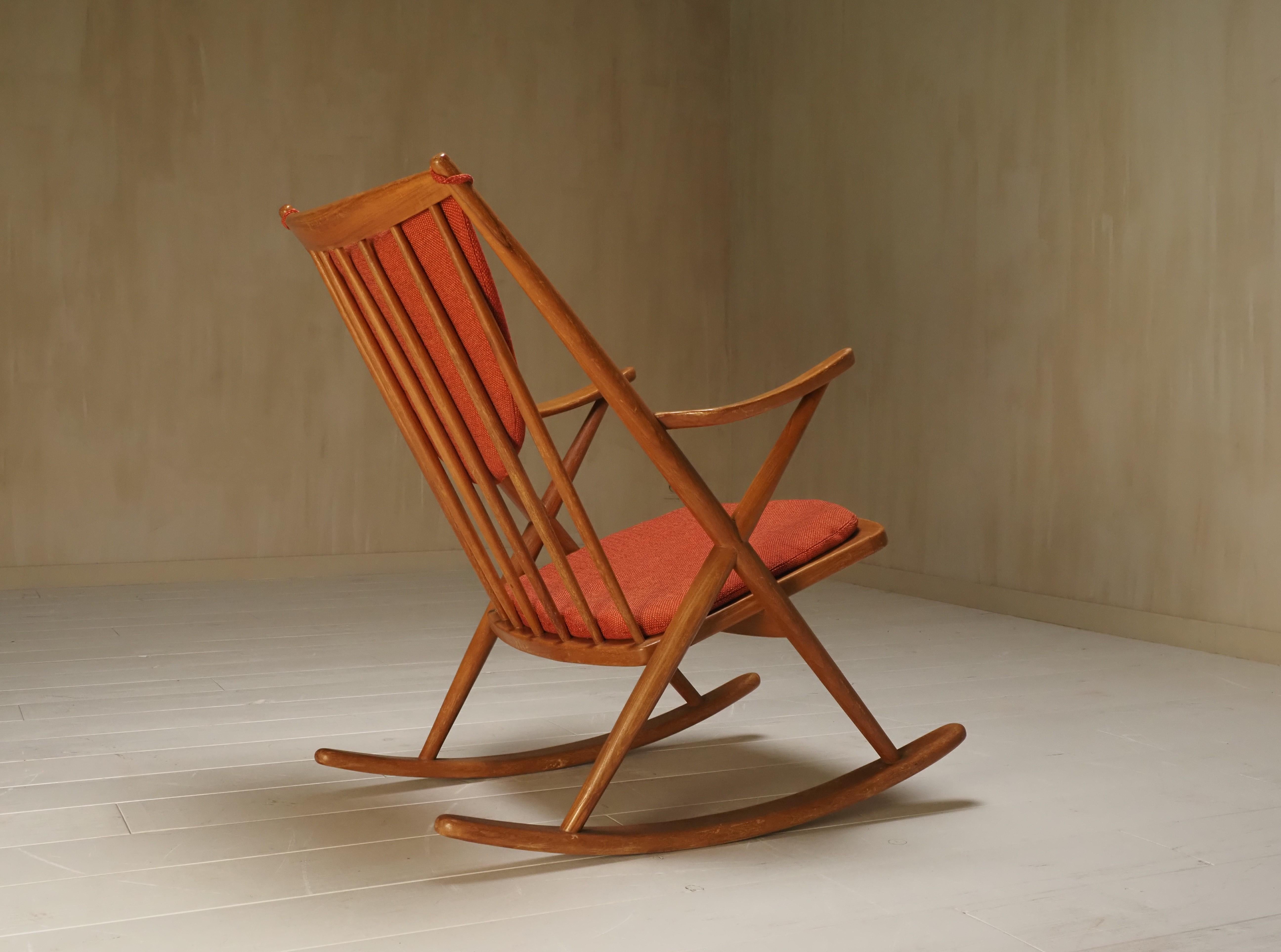 Dänischer moderner Schaukelstuhl aus Teakholz Modell 182, entworfen von Frank Reenskaug für Bramin. Ein Klassiker des dänischen Designs. Kleine Reparatur an der oberen hölzernen Rückenlehne auf der rechten Seite siehe Foto.

Frank Reenskaug begann