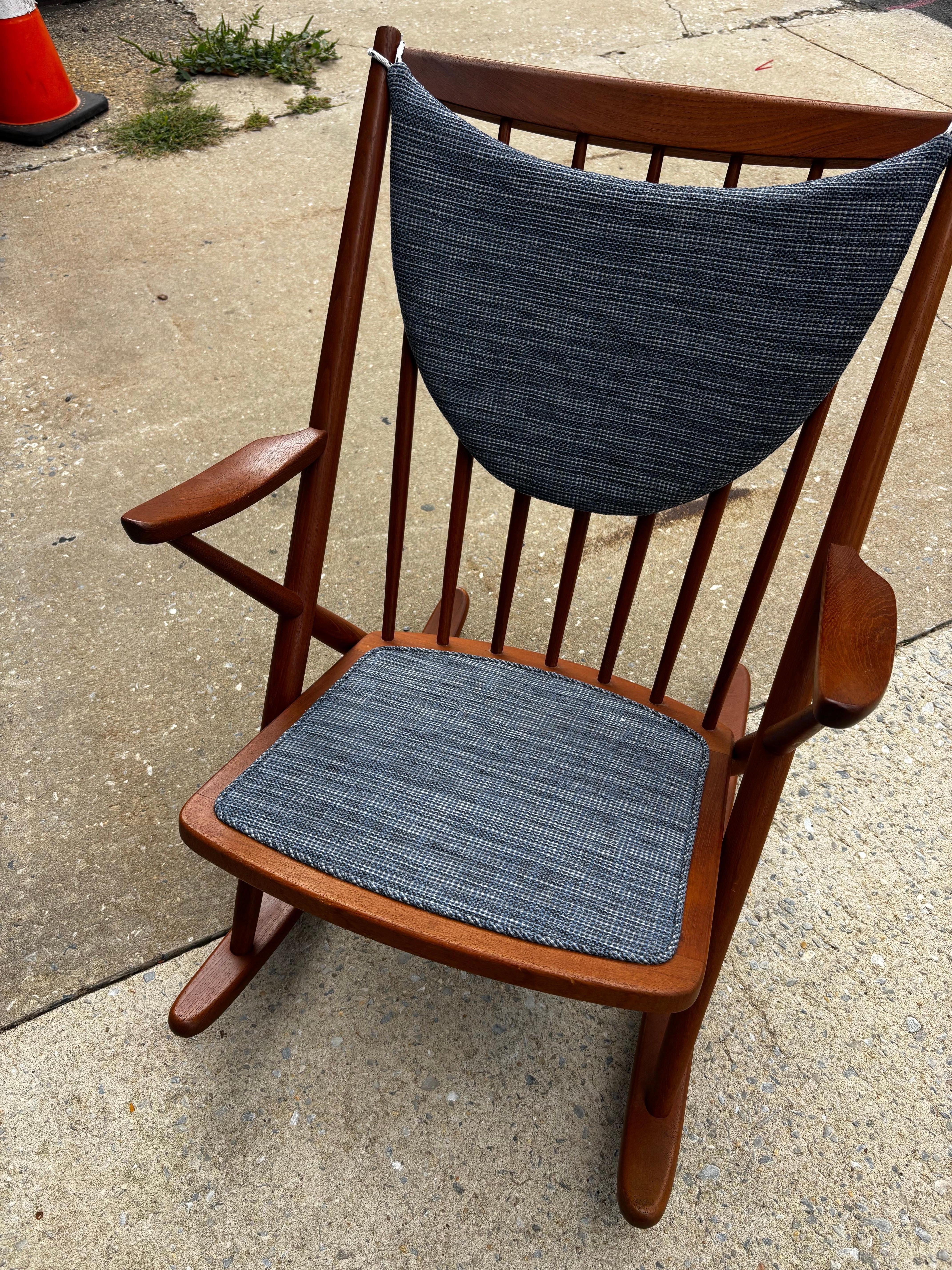 Frank Reenskaug Teakholz-Schaukelstuhl Model No. 182 im Zustand „Gut“ im Angebot in Philadelphia, PA