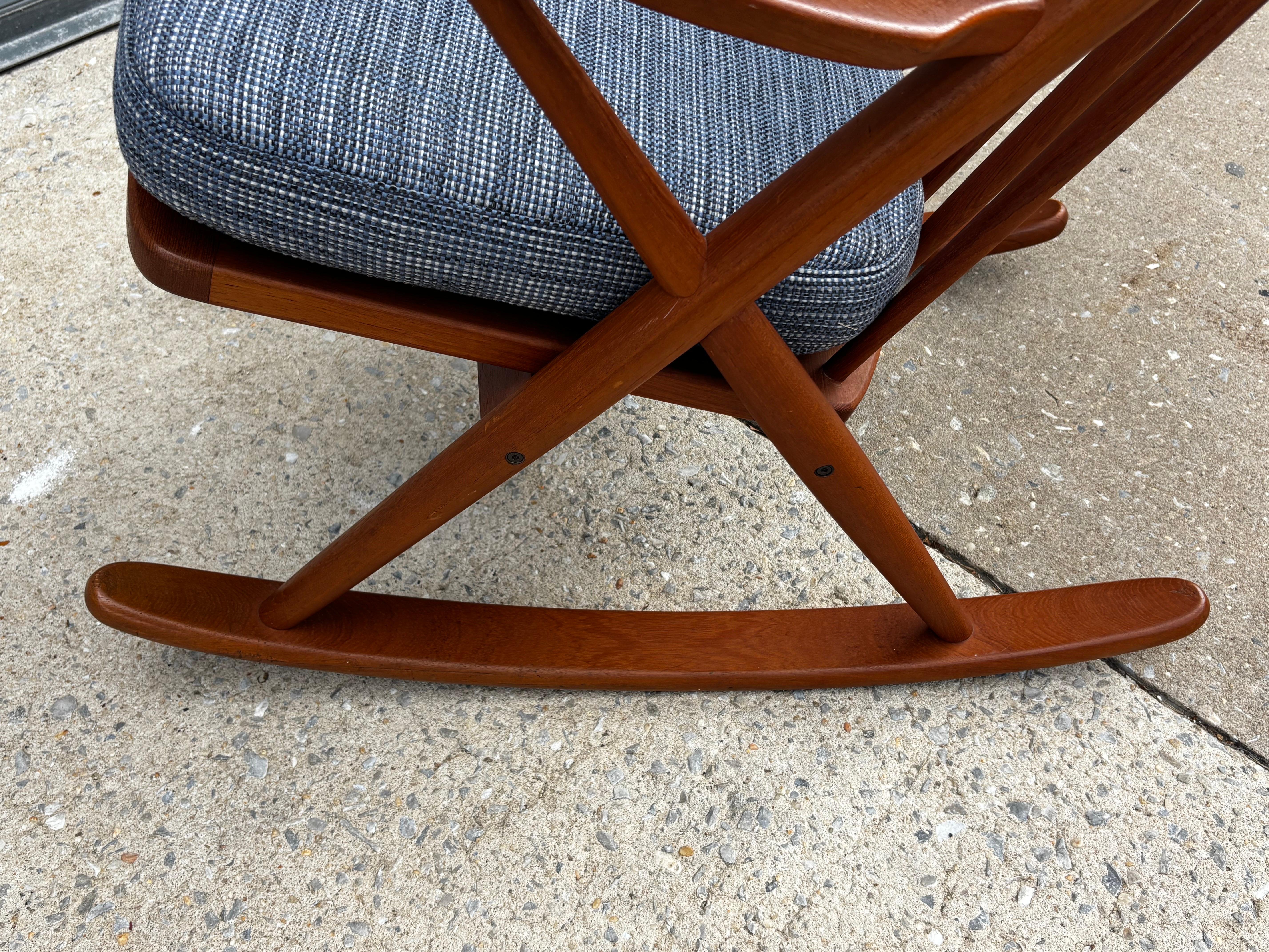 Frank Reenskaug Teakholz-Schaukelstuhl Model No. 182 (Polster) im Angebot