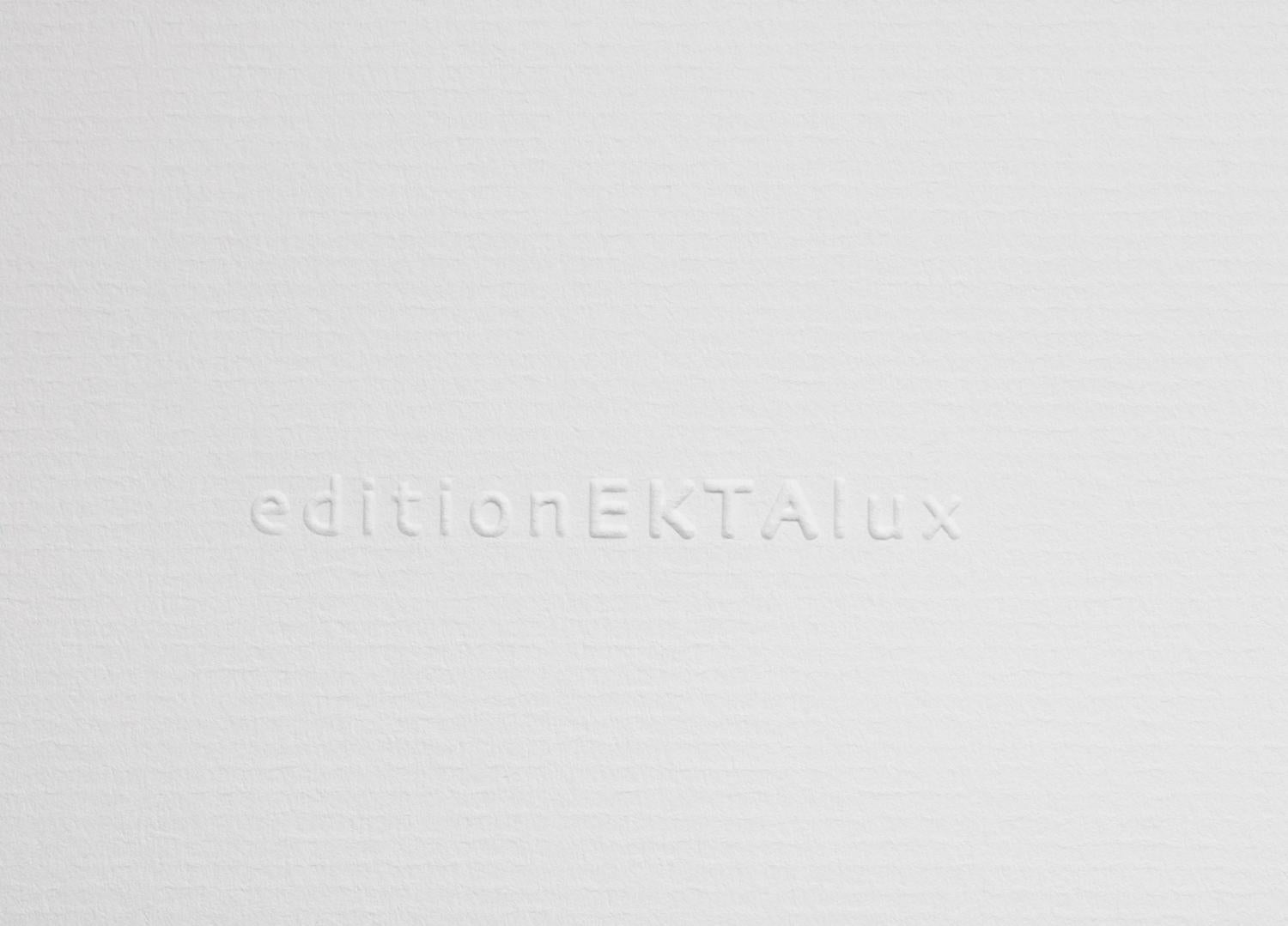 Rück in 10 – Großformatfotografie eines konzeptionellen Botschaftsschildes in Landschaft – Photograph von Frank Schott