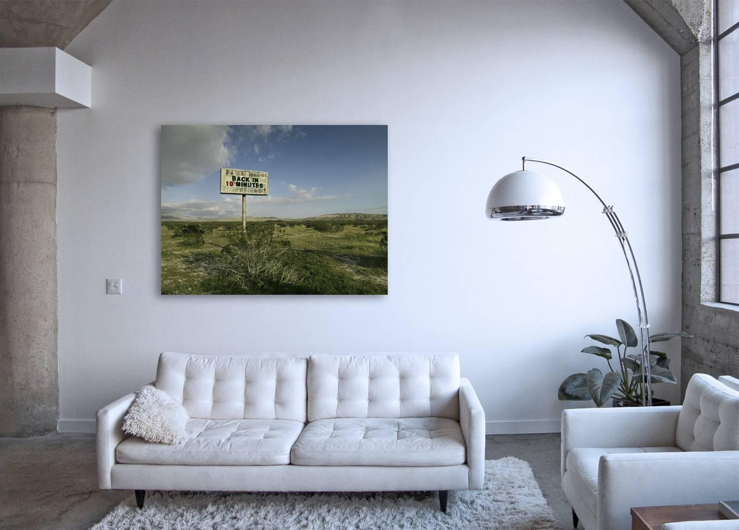 Rück in 10 – Großformatfotografie eines konzeptionellen Botschaftsschildes in Landschaft (Grau), Color Photograph, von Frank Schott