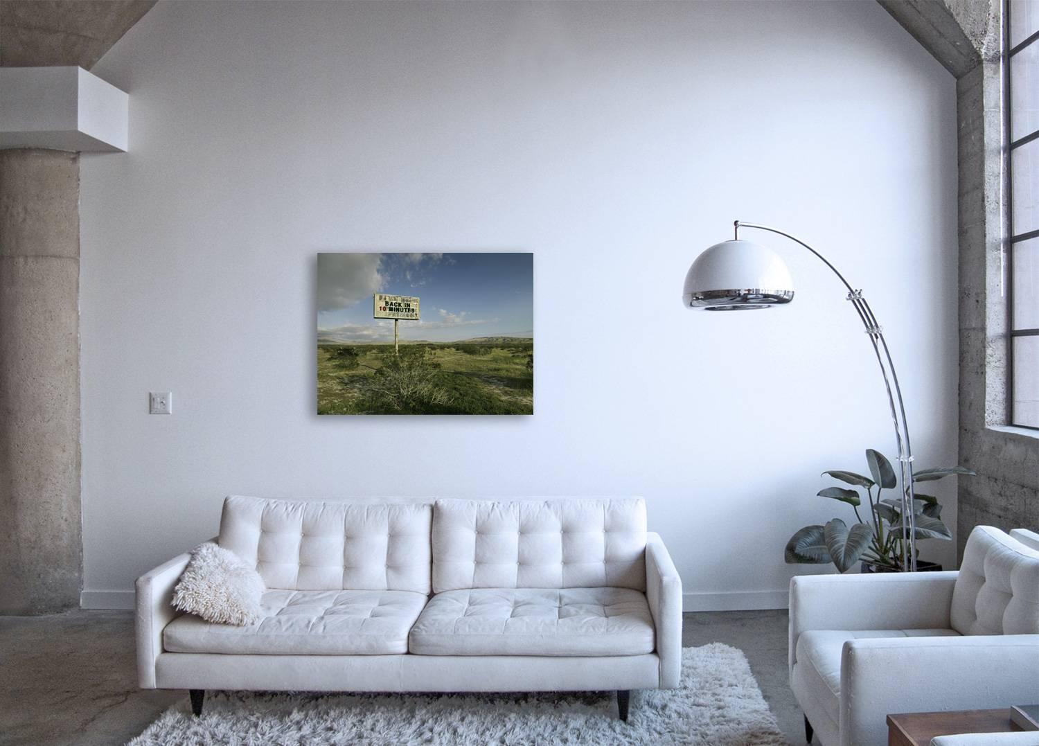 Großformatige Fotografie aus einer Serie von konzeptionellen Motivationsbotschaften auf klassischen amerikanischen Reklameschildern in der Landschaft des amerikanischen Westens

BACK IN 10 von Frank Schott

58 x 77,33 Zoll / 147,3cm x