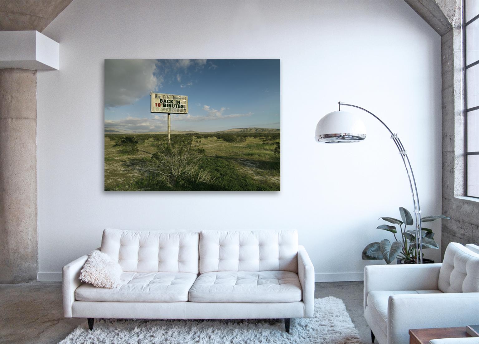 Großformatige Fotografie aus einer Serie von konzeptionellen Motivationsbotschaften auf klassischen amerikanischen Reklameschildern in der Landschaft des amerikanischen Westens

BACK IN 10 von Frank Schott

48 x 64 Zoll / 122cm x 162,5cm
signierte