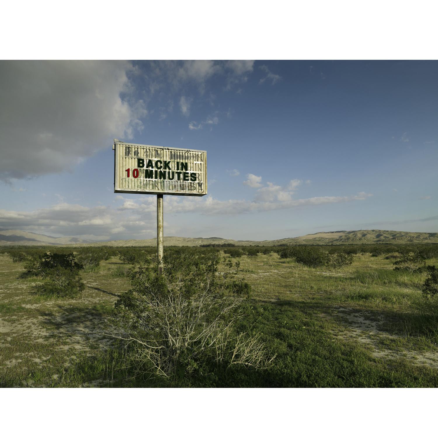 Rück in 10 – Großformatfotografie eines konzeptionellen Botschaftsschildes in Landschaft im Angebot 2