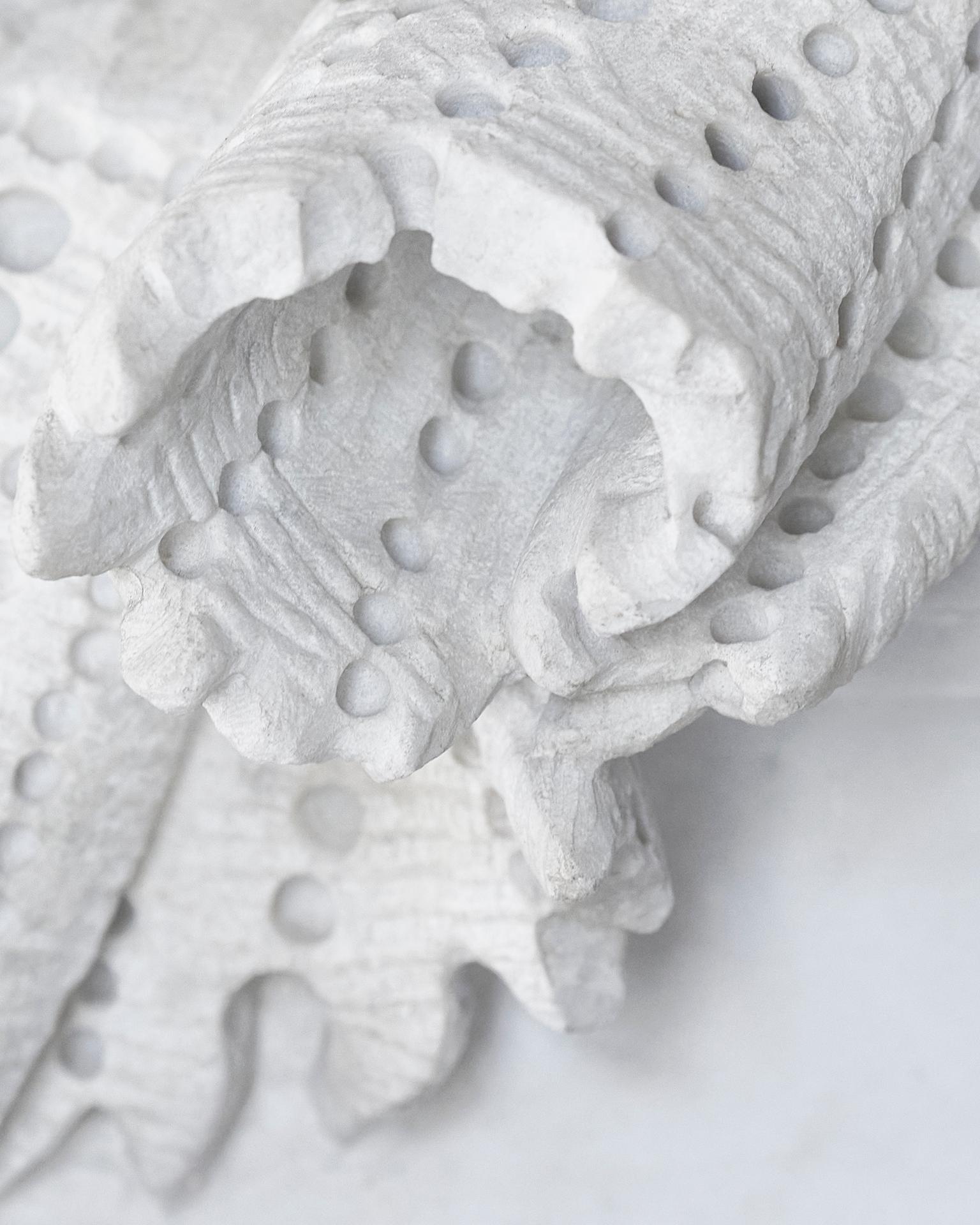 Barocco Romano I - photographie grand format de textiles de sculpture en marbre baroque - Gris Still-Life Print par Frank Schott
