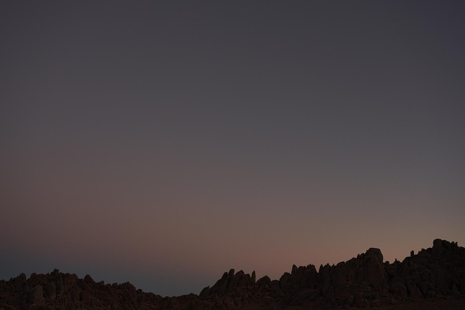 California Dusk - Großformatige Fotografie eines ikonischen Sonnenuntergangs in der Wüstenlandschaft im Angebot 1