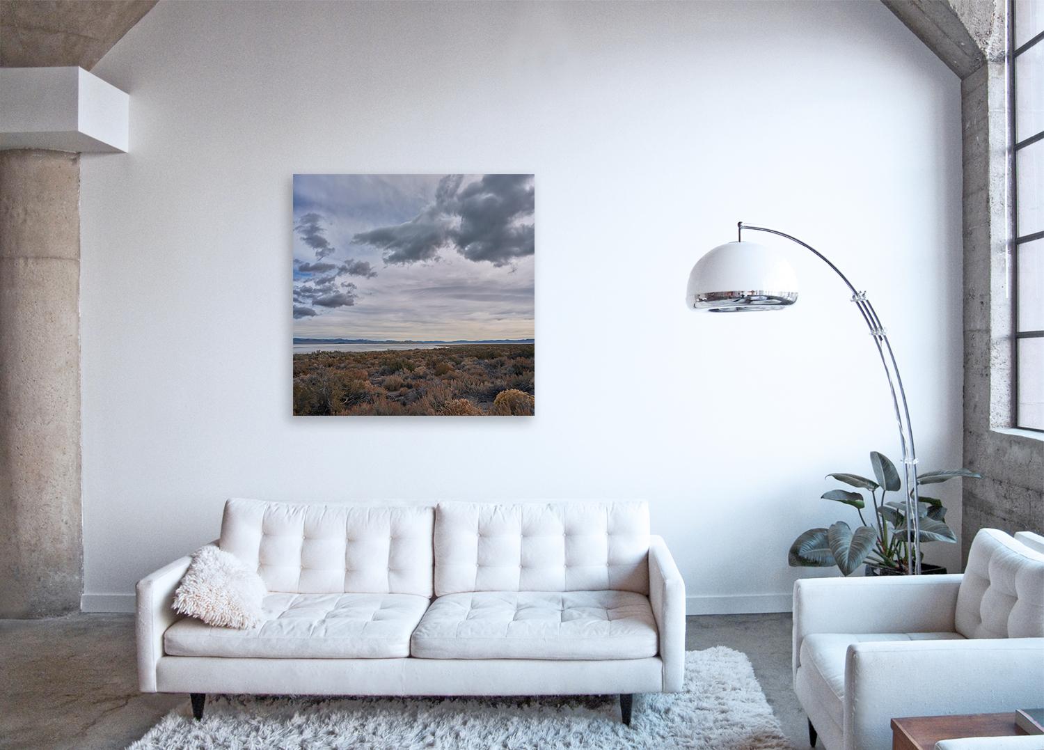 D'après une série de photographies capturant les vastes paysages désertiques monochromatiques de l'État d'or par une journée d'automne maussade dans l'Ouest américain.

58 x 58 pouces ( 147 x 147cm )
édition signée de 7 exemplaires

40 x 40 pouces (