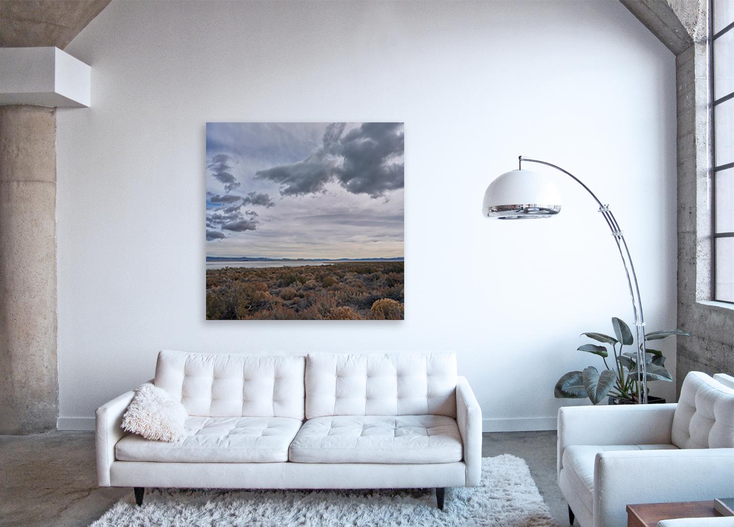D'après une série de photographies capturant les vastes paysages désertiques monochromatiques de l'État d'Or par une journée d'automne maussade.

48 x 48 pouces ( 122 x 122cm )
édition de 7
signé

40 x 40 pouces ( 102 x 102cm) 
édition de 7