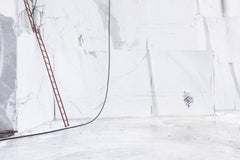 Carrara I – großformatige gerahmte Fotografie eines ikonischen italienischen Marmorbruchs