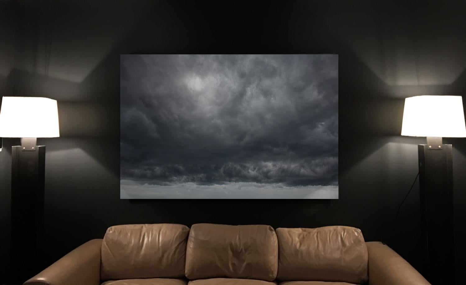 Estudio de nubes I - fotografía de gran formato de un dramático cielo nuboso - Landscape Print Gris de Frank Schott