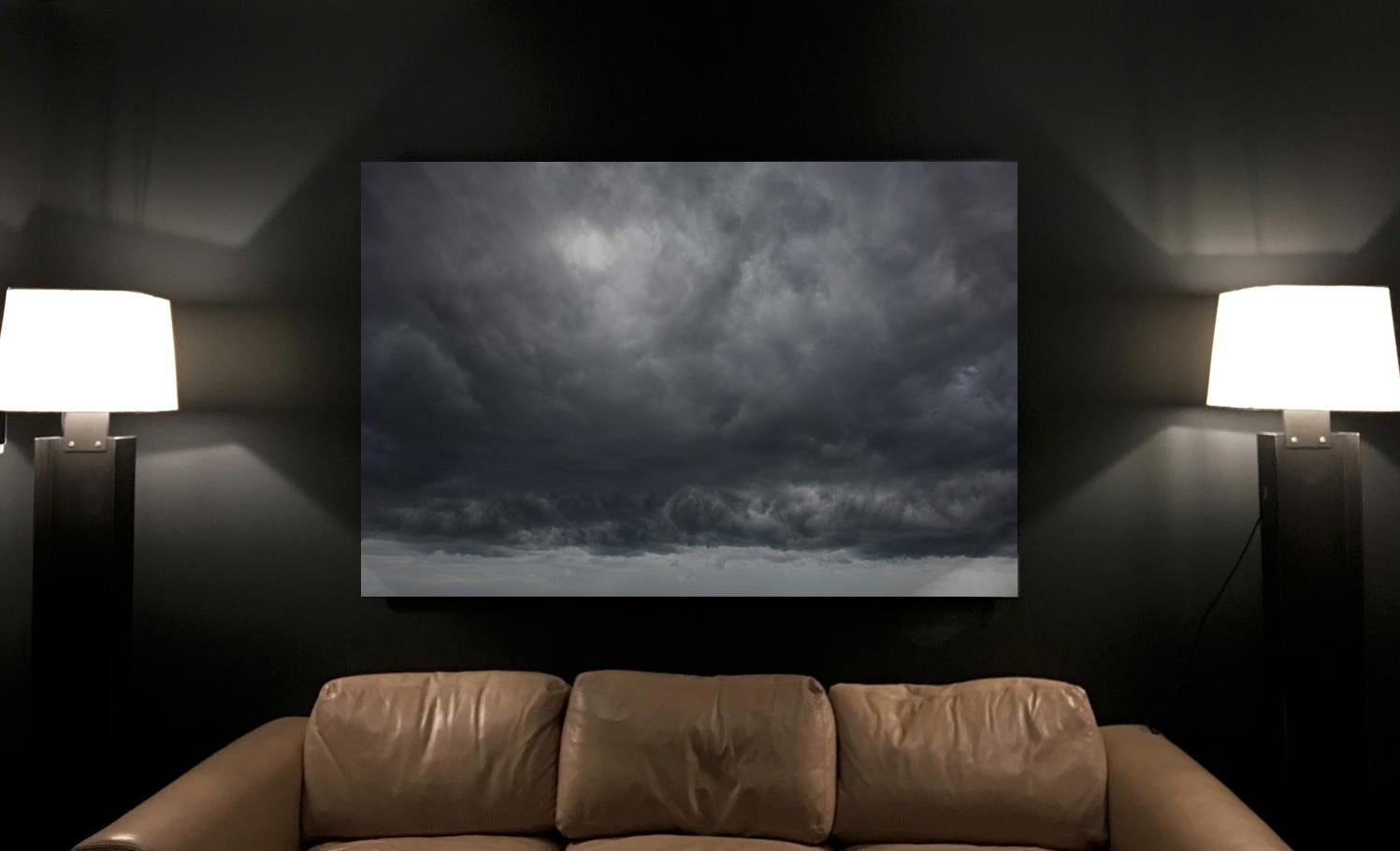 un hommage à Caspar David Friedrich, des nuages d'orage imposants au-dessus de la mer Méditerranée, capturés avec un appareil photo grand format pour permettre des tirages photographiques de taille épique, à partir d'une série d'observations