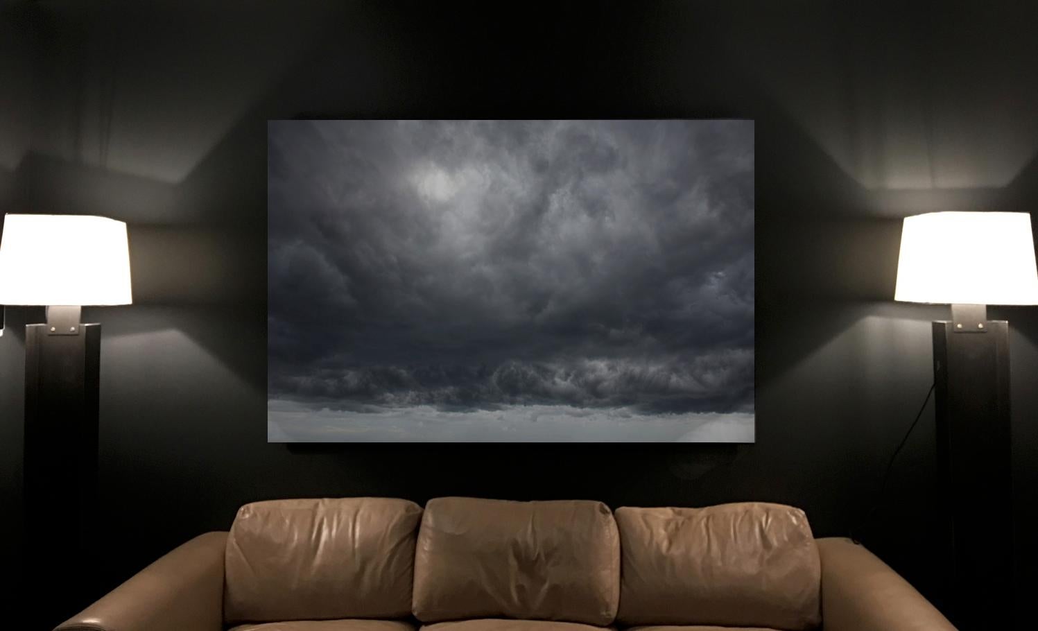 eine Hommage an Caspar David Friedrich, hoch aufragende Gewitterwolken über dem Mittelmeer, aufgenommen mit einer Großformatkamera, um Fotodrucke in epischer Größe zu ermöglichen, aus einer Serie von dramatischen Wolkenatlasbeobachtungen und