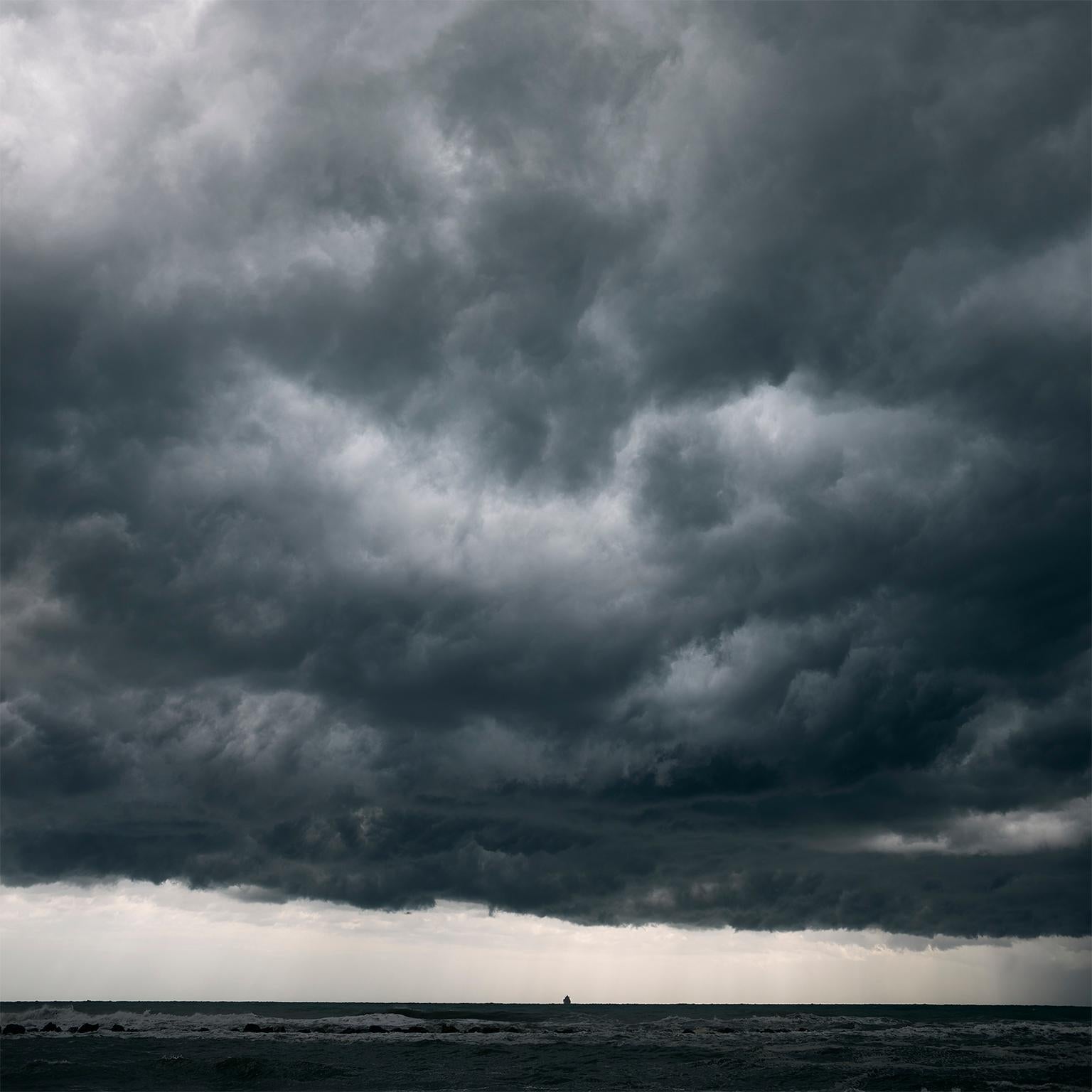 fotografia d'arte originale incorniciata su larga scala, tratta da una serie di osservazioni ipnotiche dell'atlante delle nuvole e di paesaggi astratti del cielo sopra la linea dell'orizzonte del Mar Mediterraneo.

CLOUD STUDY II di Frank Schott

58