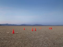 Coni - fotografia su larga scala di arte concettuale in un paesaggio desertico