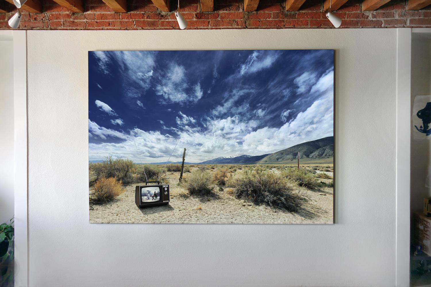 Cowboy TV - photographie grand format de l'Ouest américain emblématique dans un paysage américain - Gris Landscape Photograph par Frank Schott