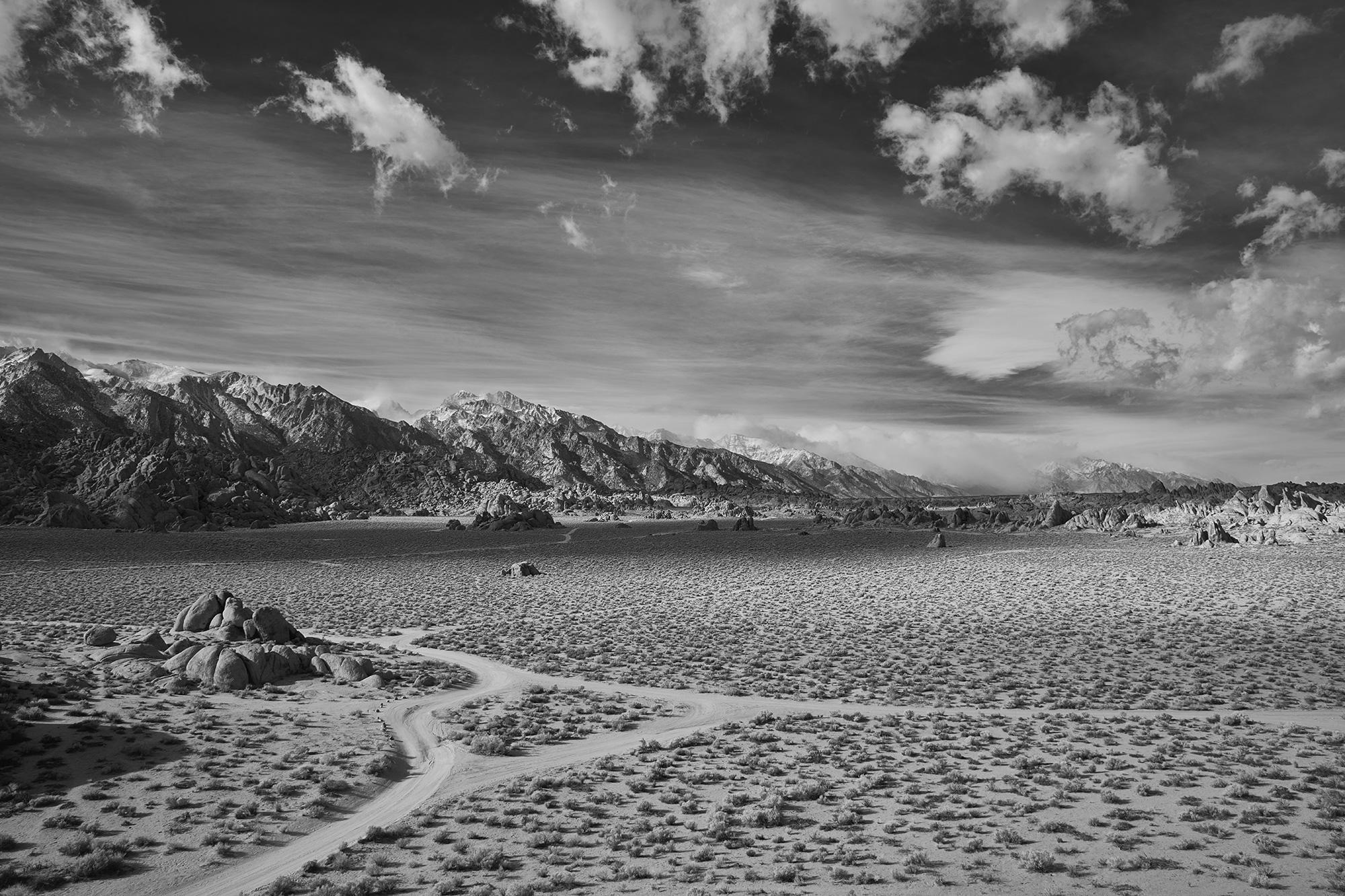 Frank Schott Black and White Photograph – Desert Crossing – großformatiges Schwarz-Weiß-Foto einer dramatischen Wüstenlandschaft