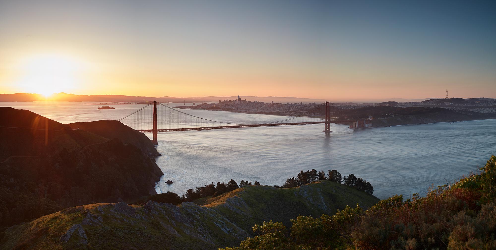 Le pont du Golden Gate (monté en verre 58" x 110") - photographie d'un point de repère emblématique