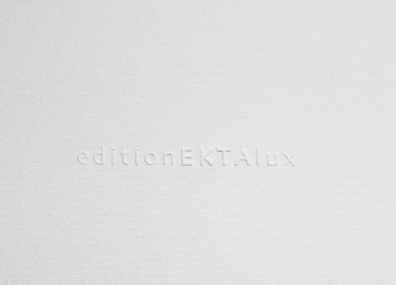 Marfa ( Texas ) par Frank Schott
Vue d'une route de campagne dans l'ouest du Texas, tirée d'une série d'impressions prises à Marfa, Texas, résidence de longue date de l'artiste minimaliste Donald Judd

48 x 72 pouces / 122cm x 183cm
édition signée