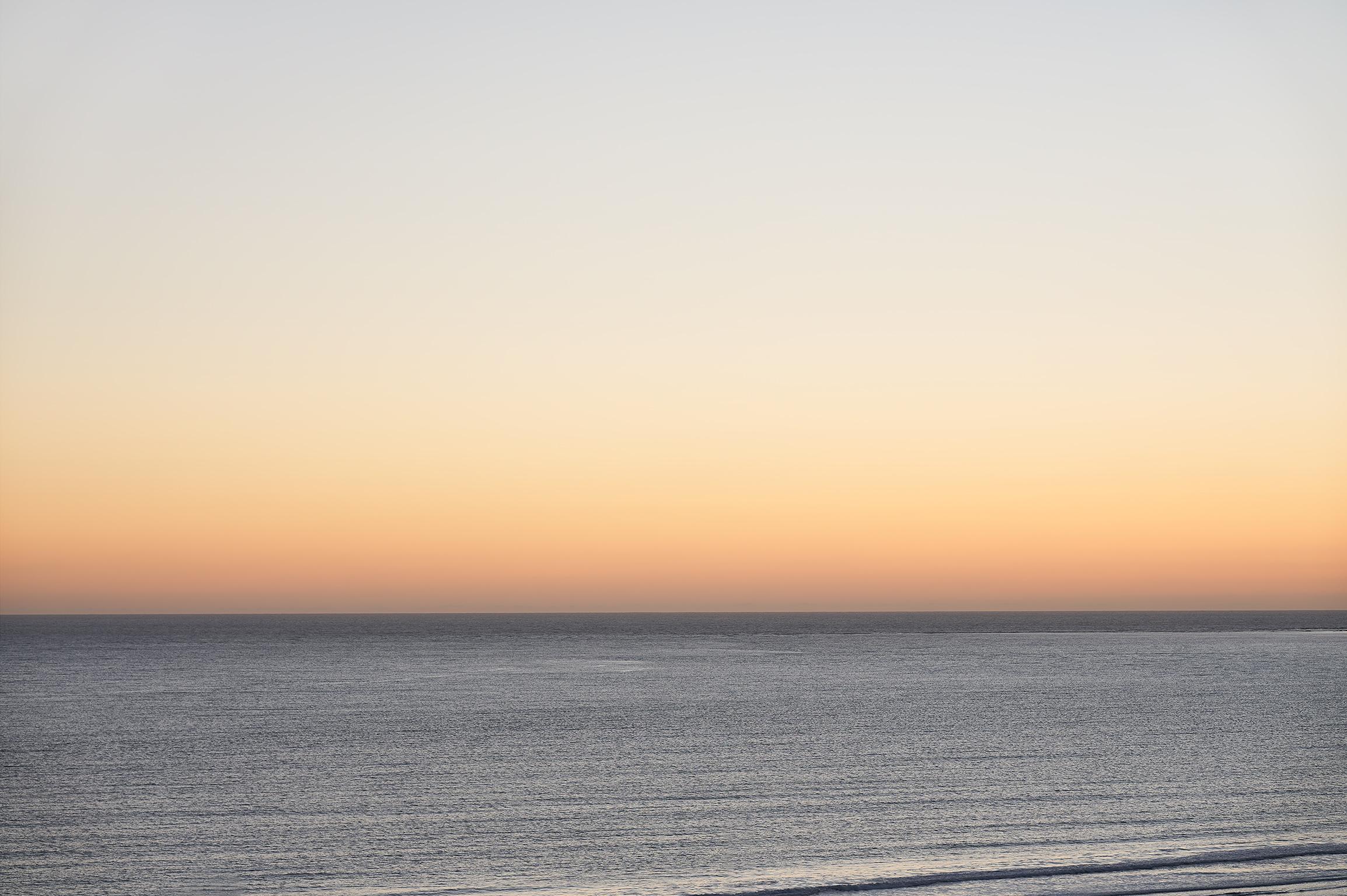 Morning Glow - photographie grand format de la surface de l'eau et de l'horizon de Californie en vente 1
