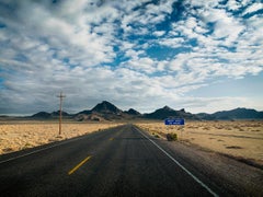 nächstes Schild – Großformatige Landschaftsfotografie mit konzeptionellem Straßenschild