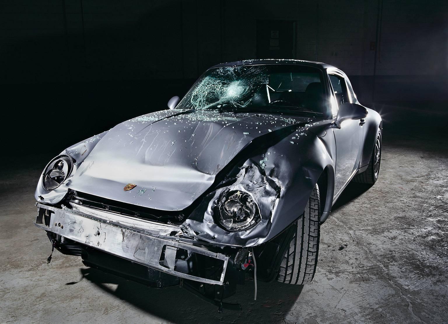 NINE-ONE-ONE ( Porsche 911) - photographie détaillée encadrée d'une automobile cassée 