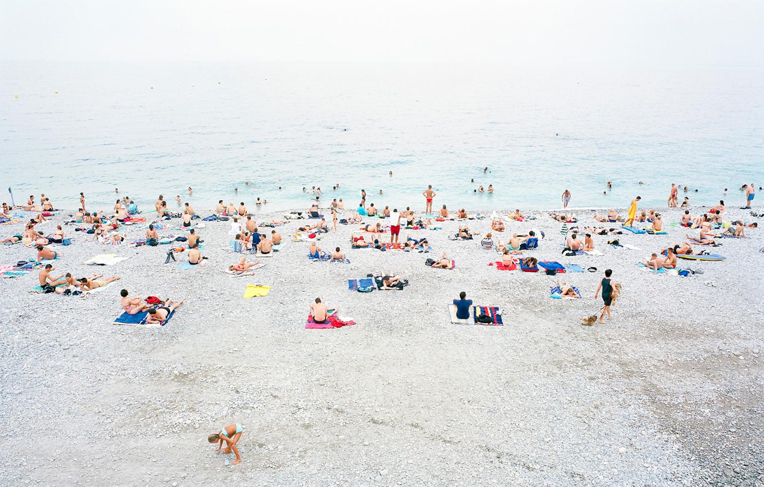 Color Photograph Frank Schott - Nizza - photographie grand format d'une scne de plage d't dans le sud de la France