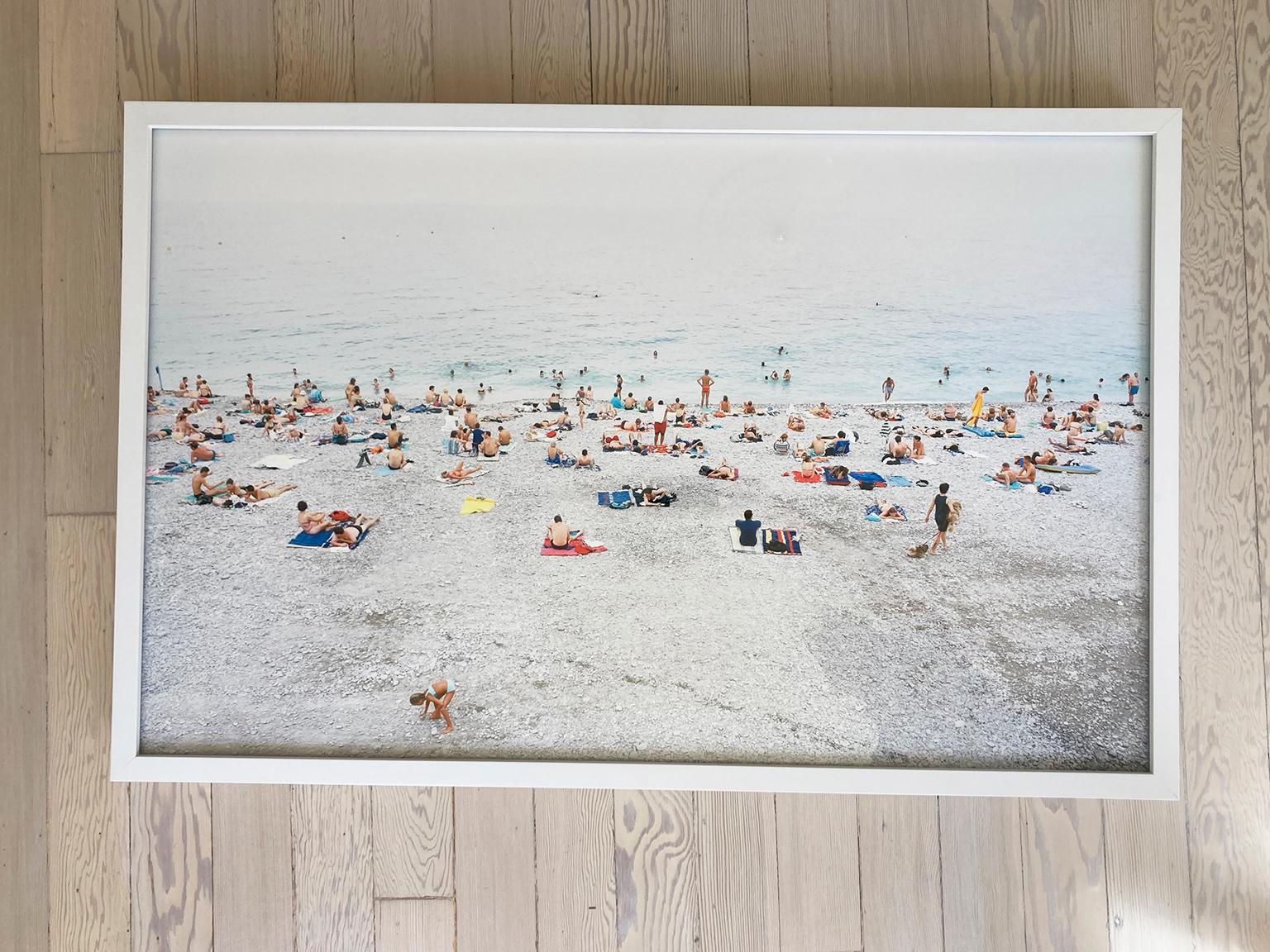 Nizza - grande photographie encadrée d'une scène de plage d'été dans le sud de la France en vente 2