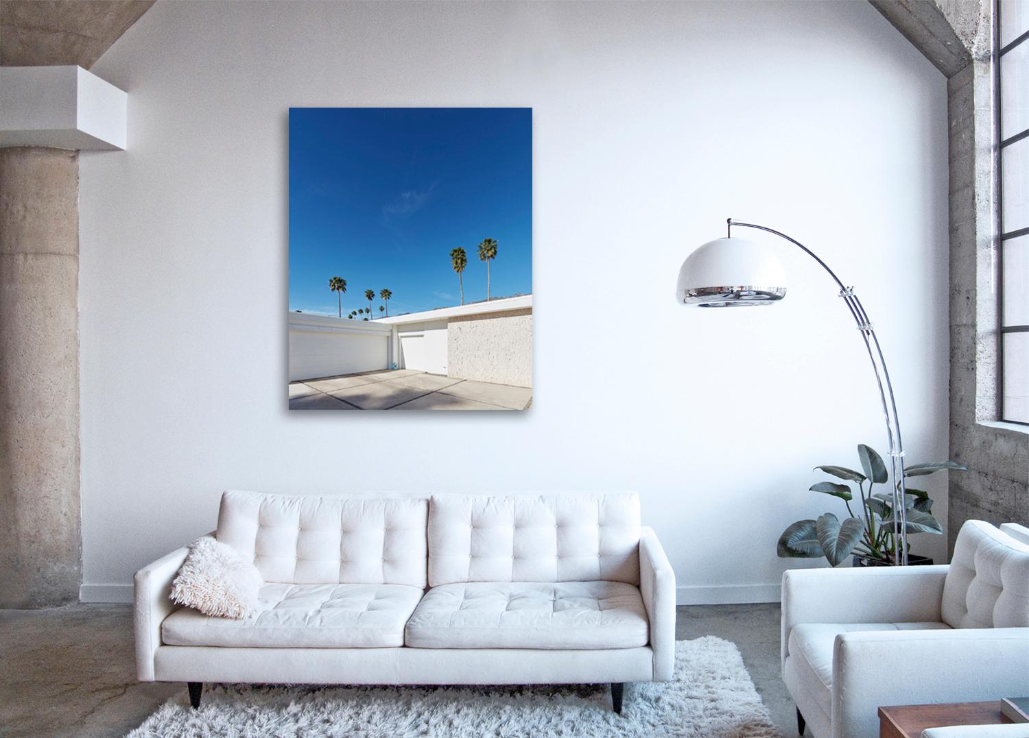 Palm Springs (Wasser) – eine Studie der ikonischen Wüstenarchitektur aus der Mitte des Jahrhunderts (Blau), Color Photograph, von Frank Schott