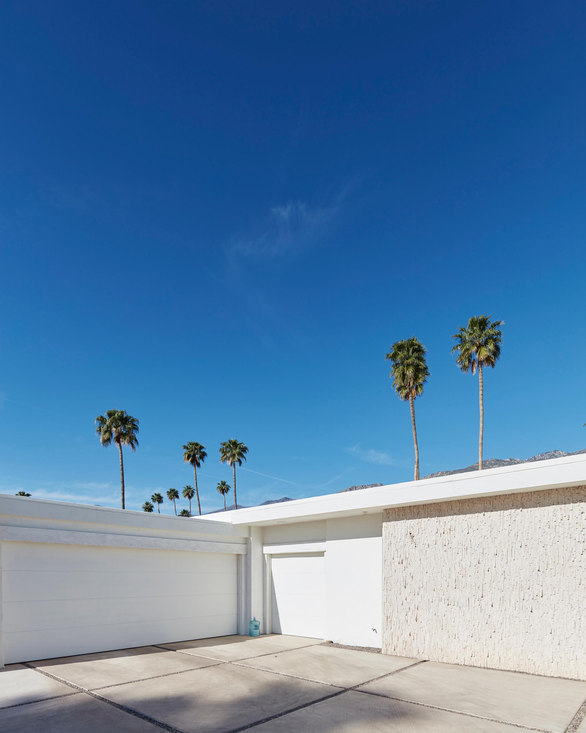Landscape Photograph Frank Schott - Palm Springs (Eau) - une étude de l'architecture emblématique du désert du milieu du siècle dernier