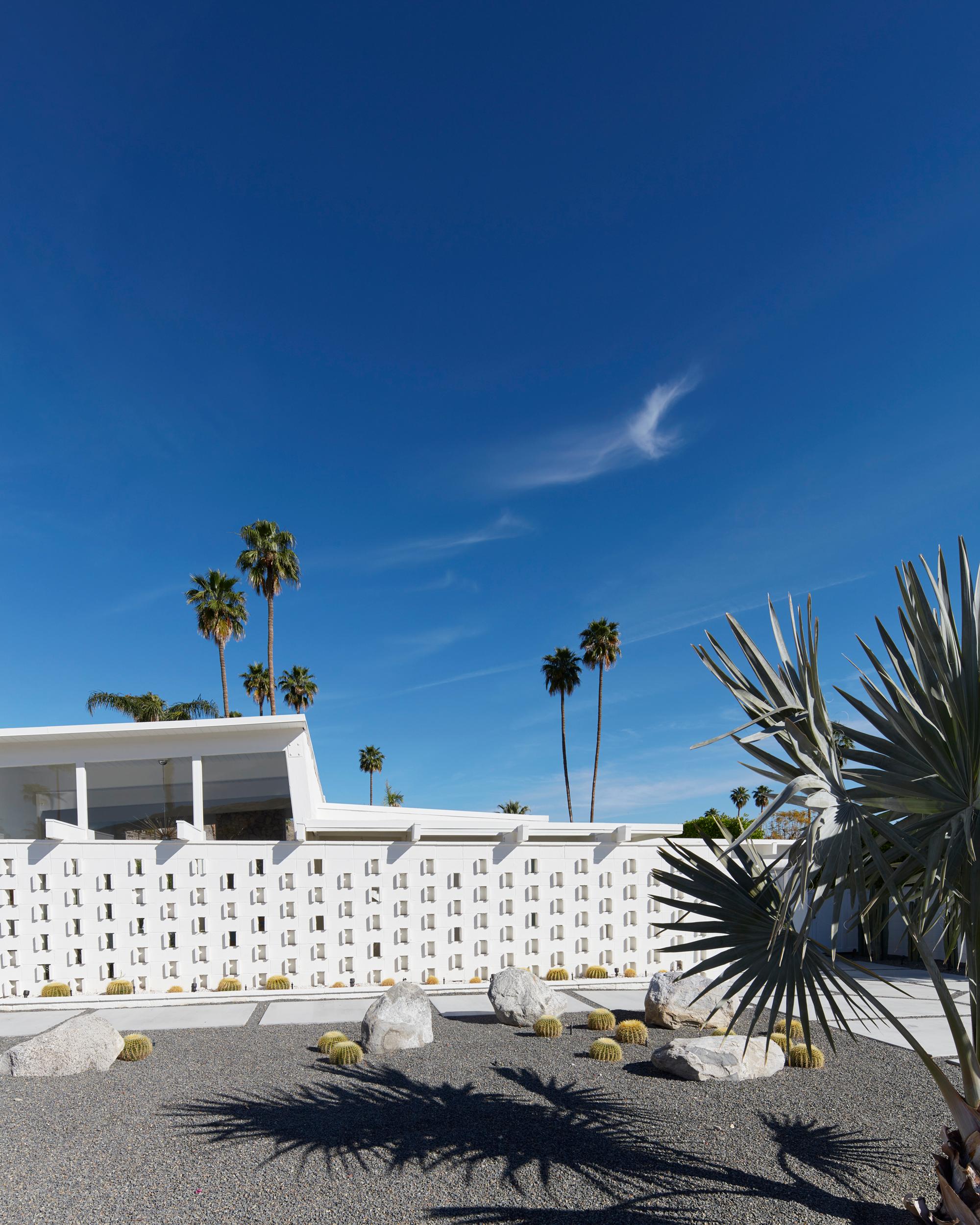 Color Photograph Frank Schott - Palm Springs (blanc)  - une étude de l'architecture emblématique du désert du milieu du siècle dernier